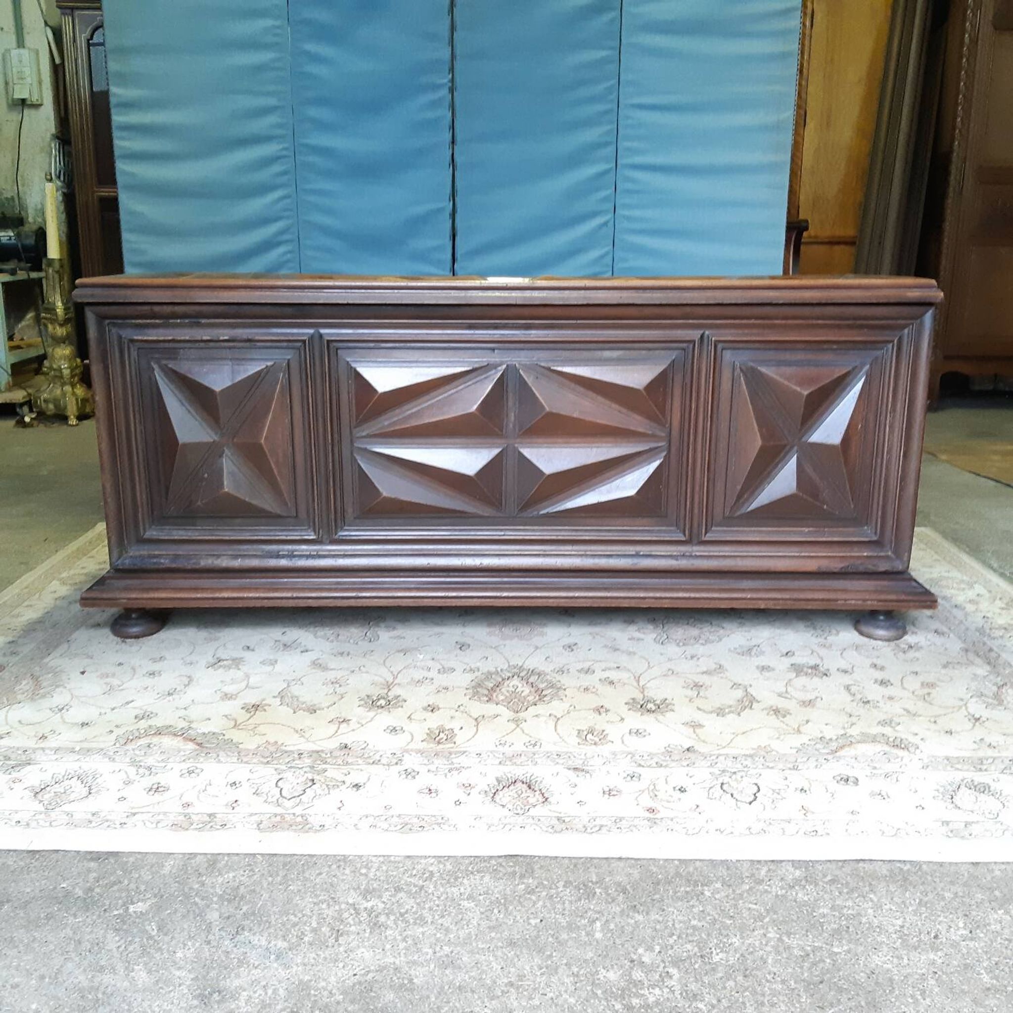 Grand coffre de style Louis XIII 168X53cm