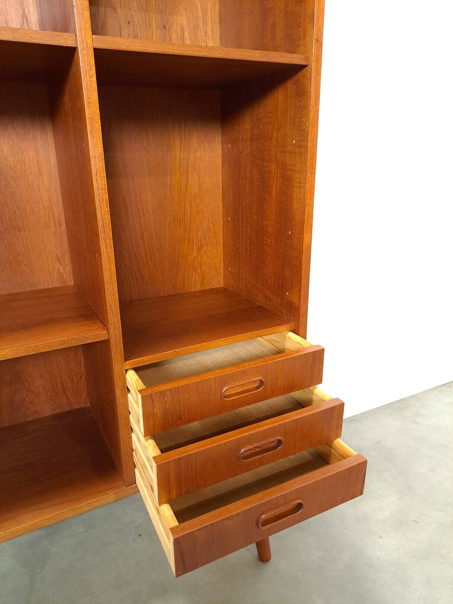 Deens teak brede LP kast met planken, lades en bar met spiegel