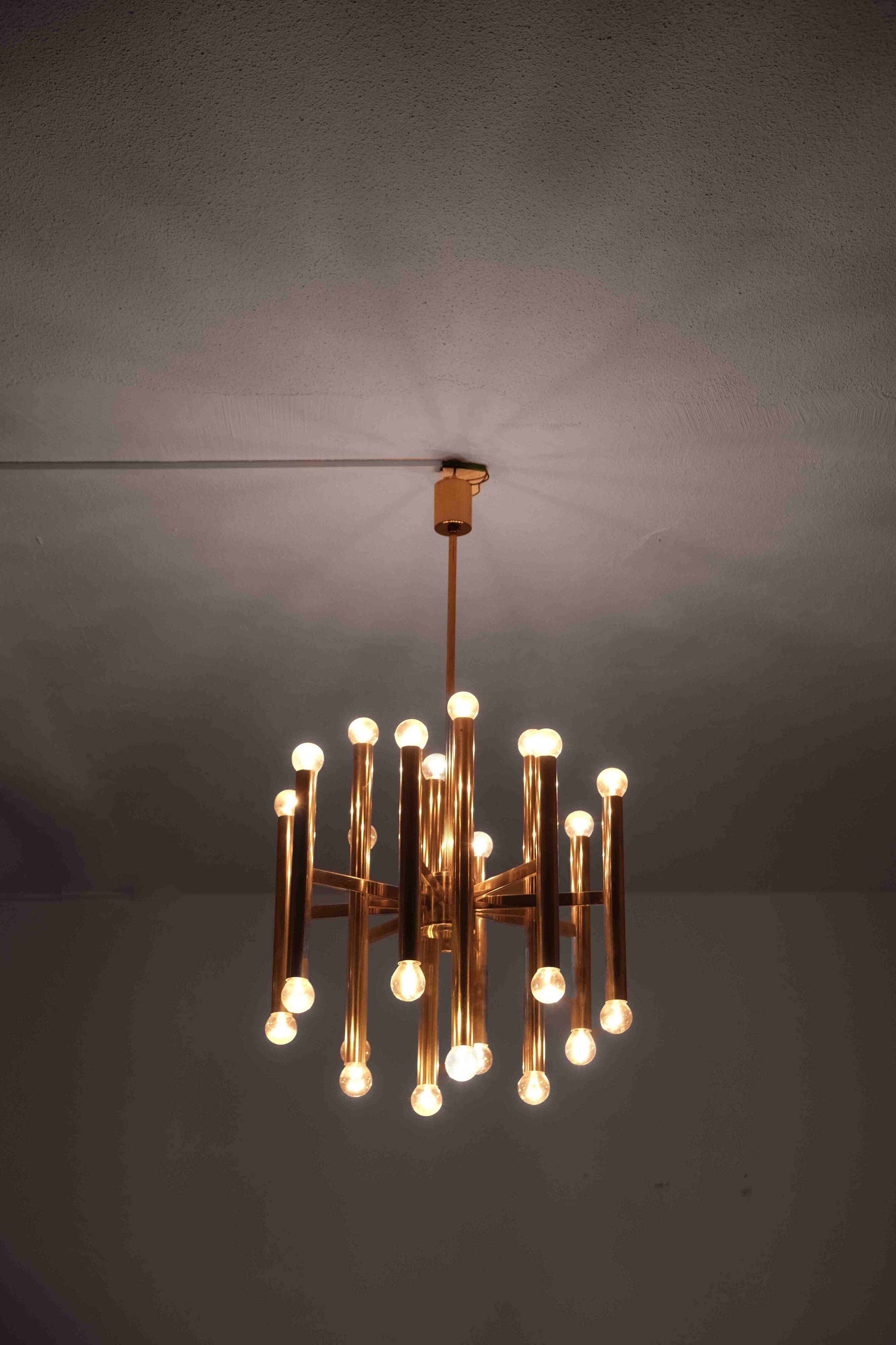 Grand lustre tubulaire Sciolari en laiton, Italie années 1960