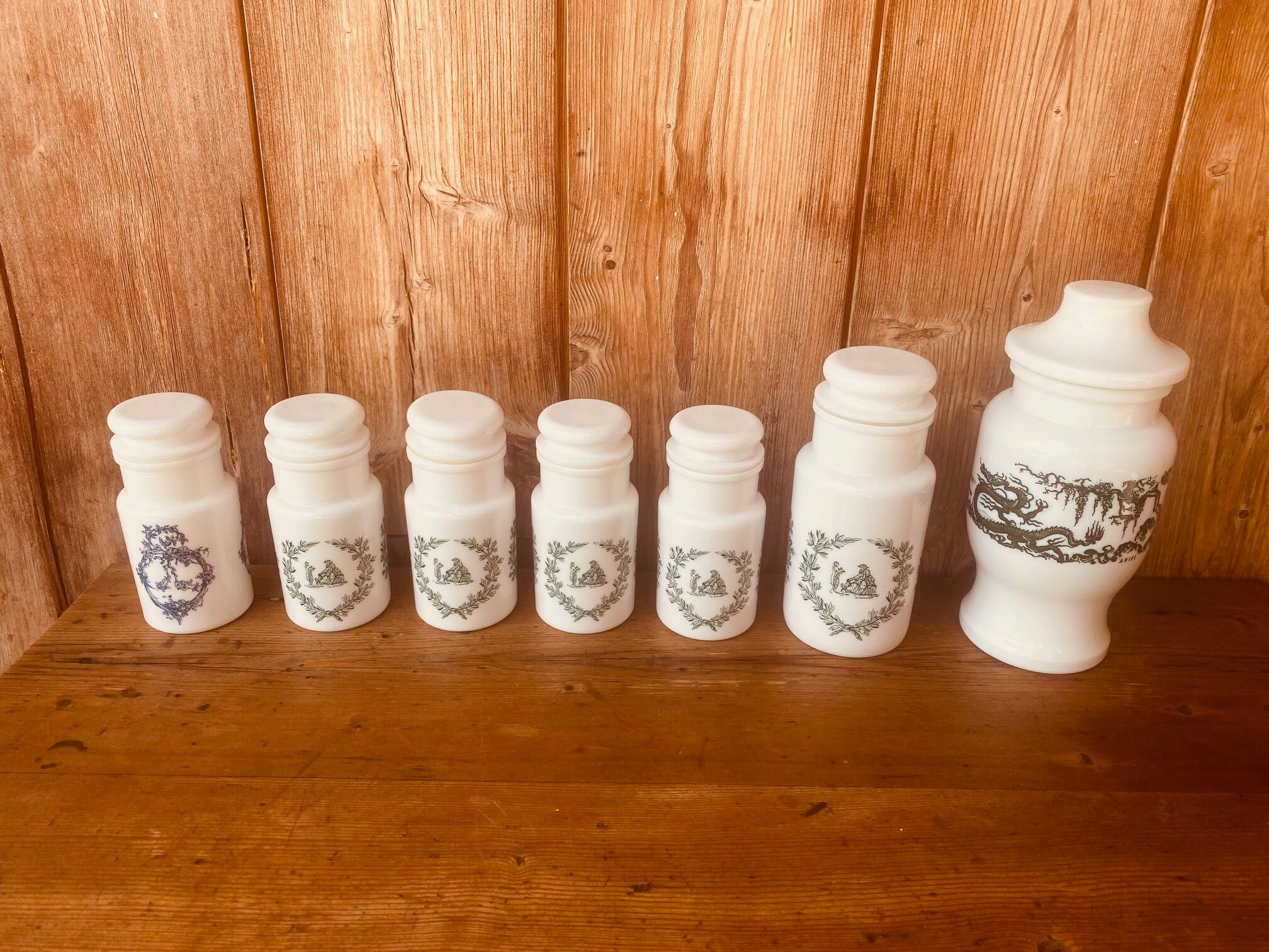 Set apothecary pots in opaline