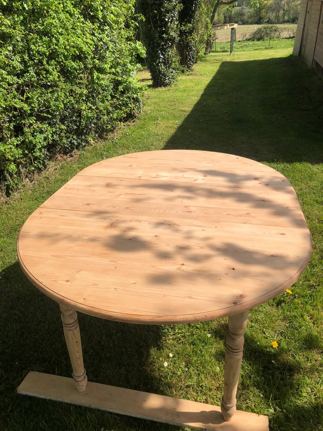 Extendable round table.