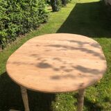 Extendable round table.