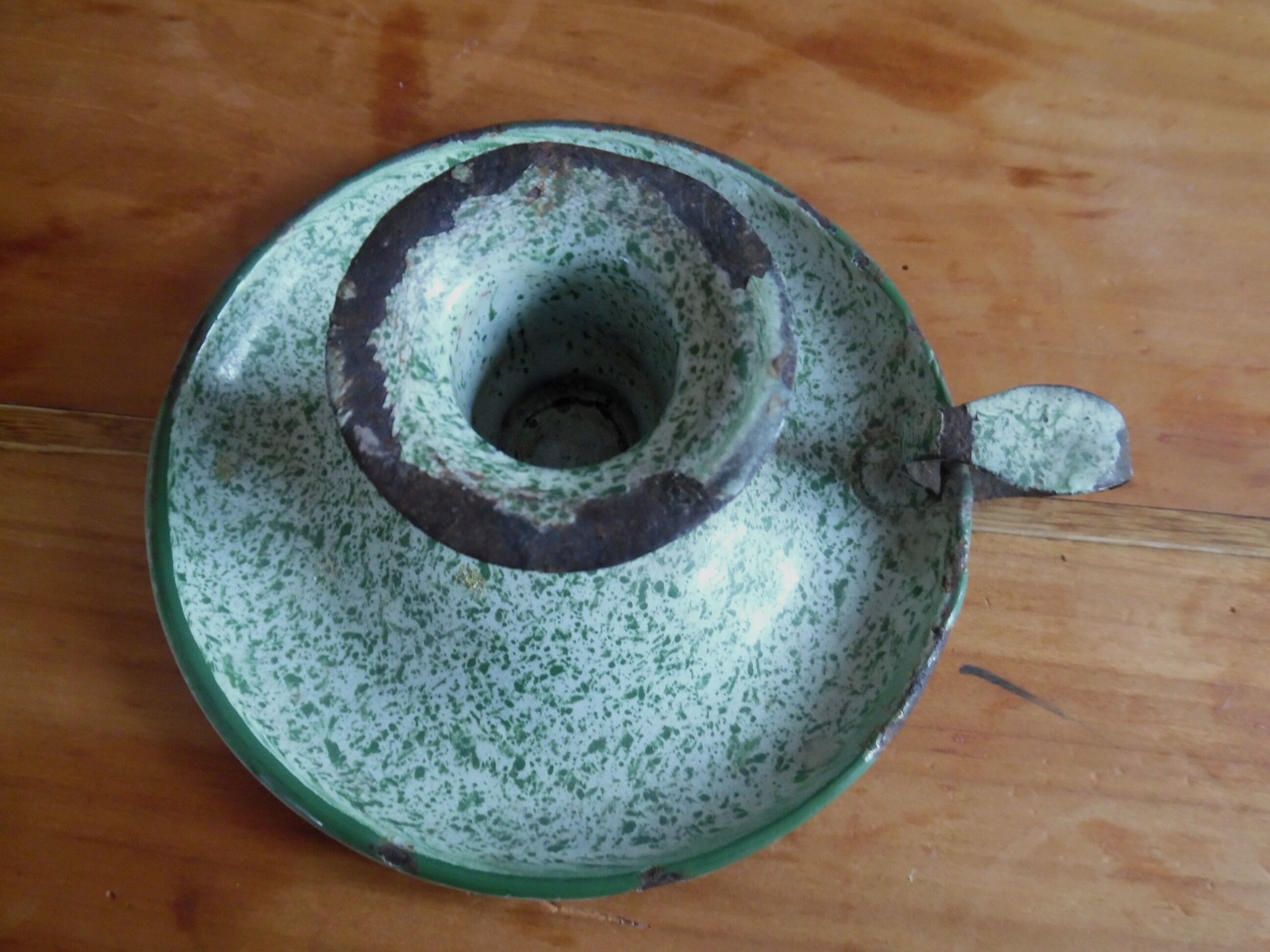 Bougeoir en tôle émaillé vert chiné