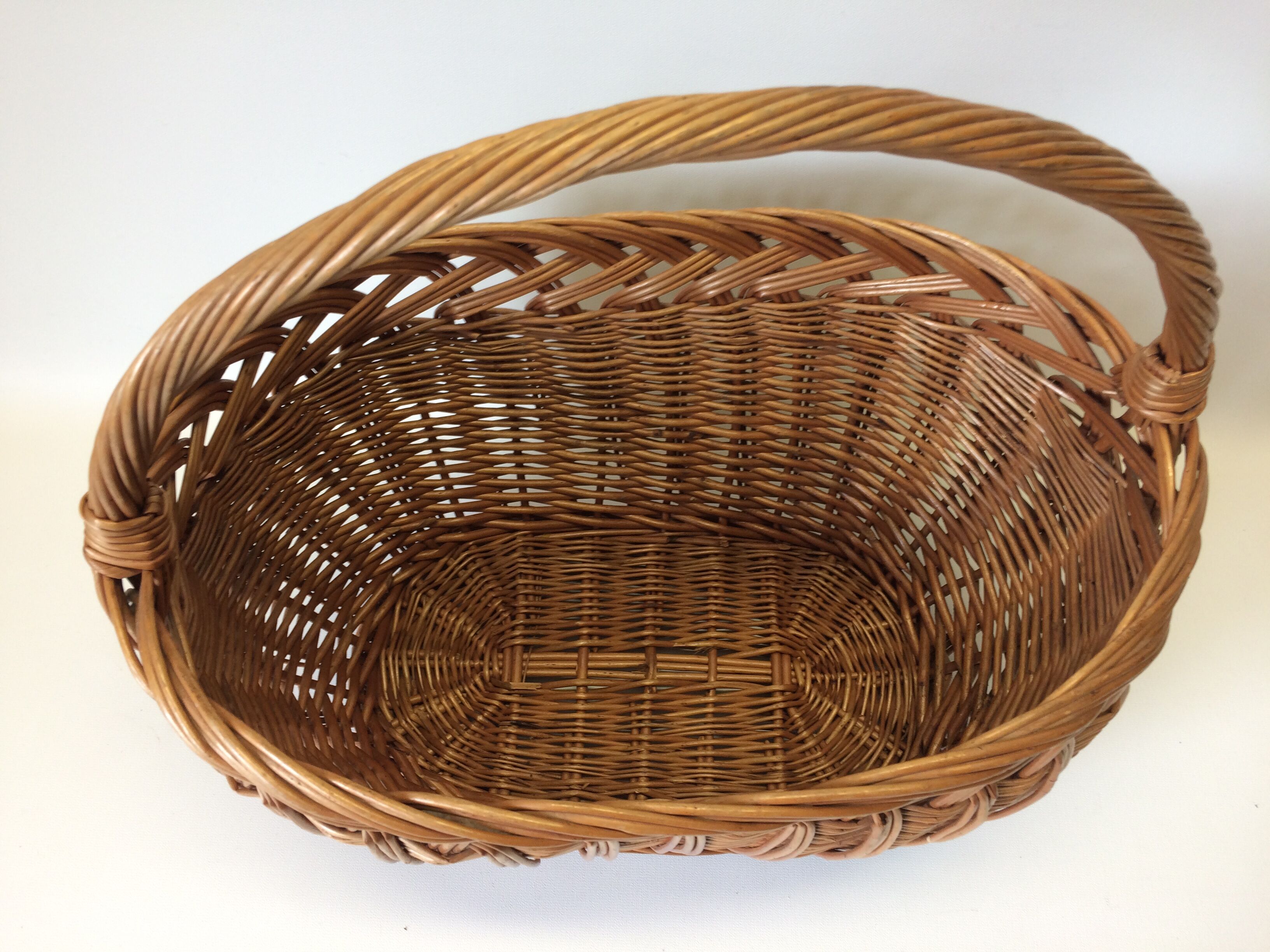 Oval wicker basket-one handle