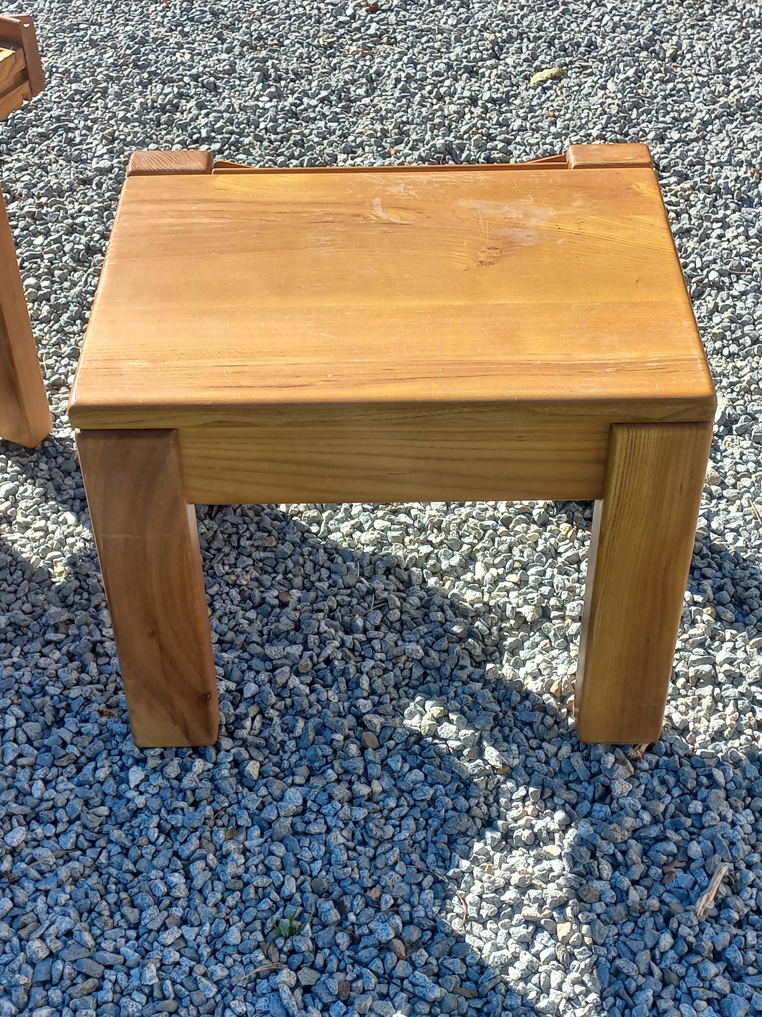 Paire de chevets en orme massif de la maison Regain