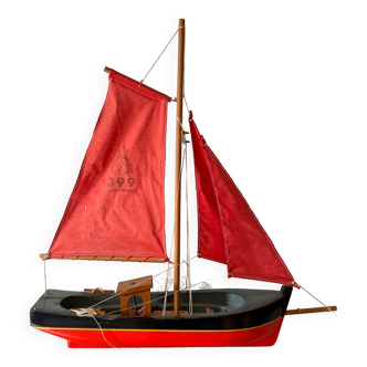 Wooden basin sailboat from the French brand Tirot, Thonier model 399.