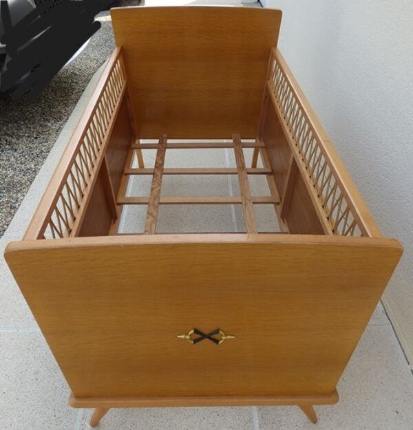 Lit de bébé art déco avec ses pieds compas en bois