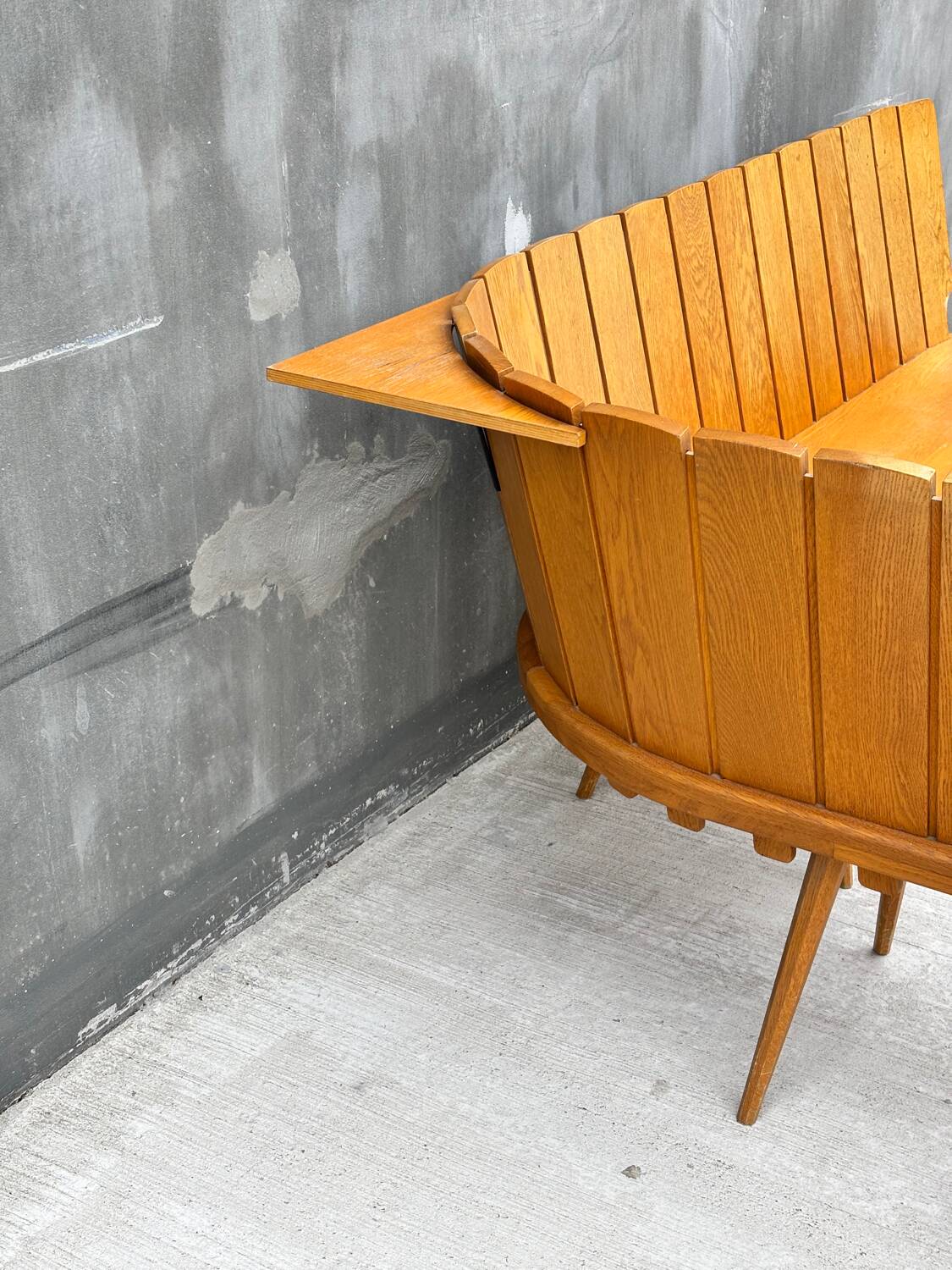 Brutalist corner bench in oak – European design, 1960s/70s