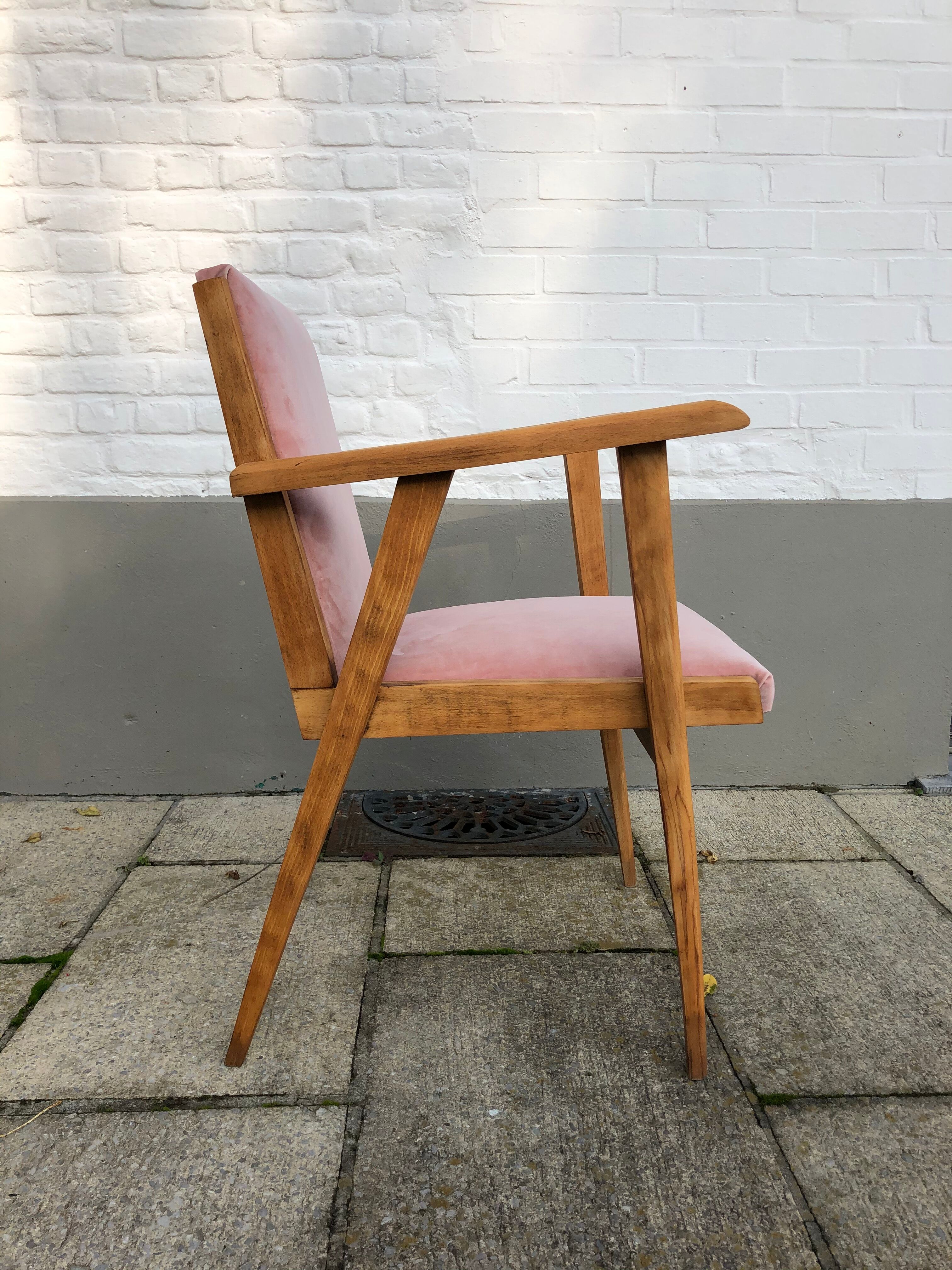 Scandinavian-style retro chair - pink velvet