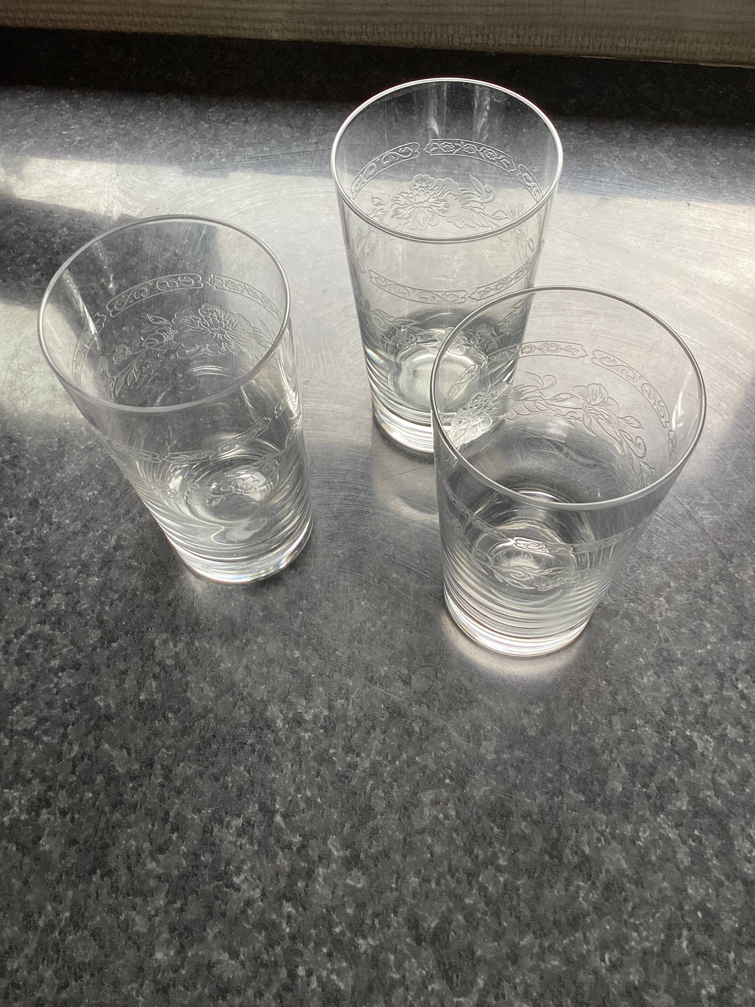 3 grandes verres en cristal dimension : hauteur -135 mm diamètre -0,75 mm