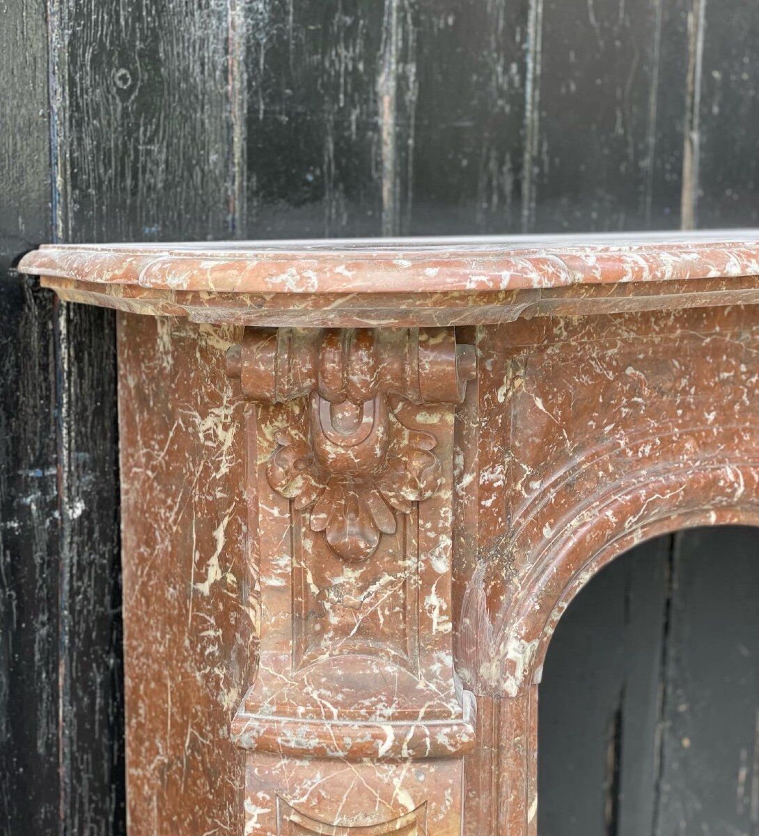 Fireplace in rancid marble around 1880