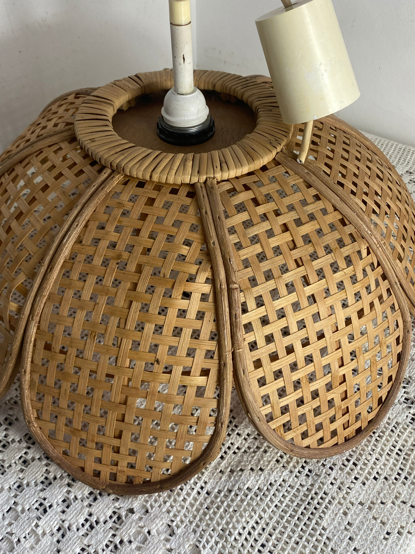 Natural woven wicker flower suspension