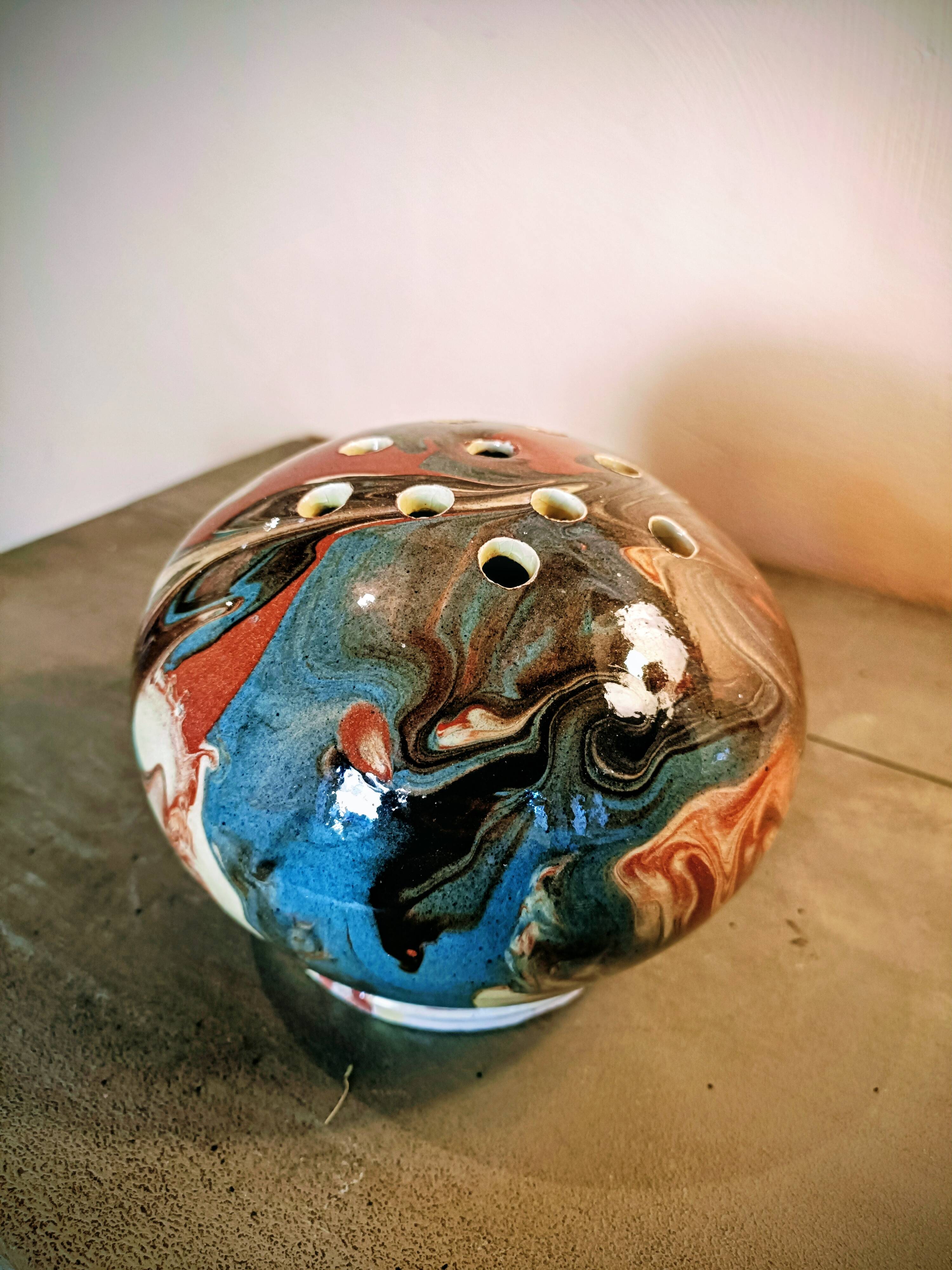 2 vases with flowers