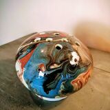 2 vases with flowers