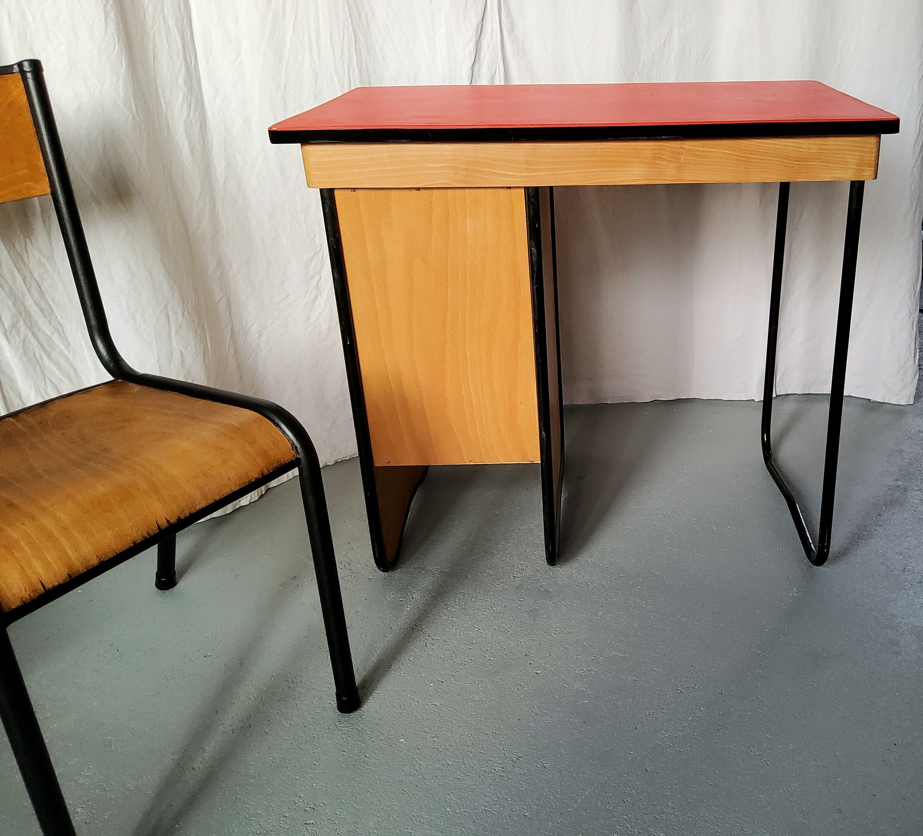 Teen desk and its chair