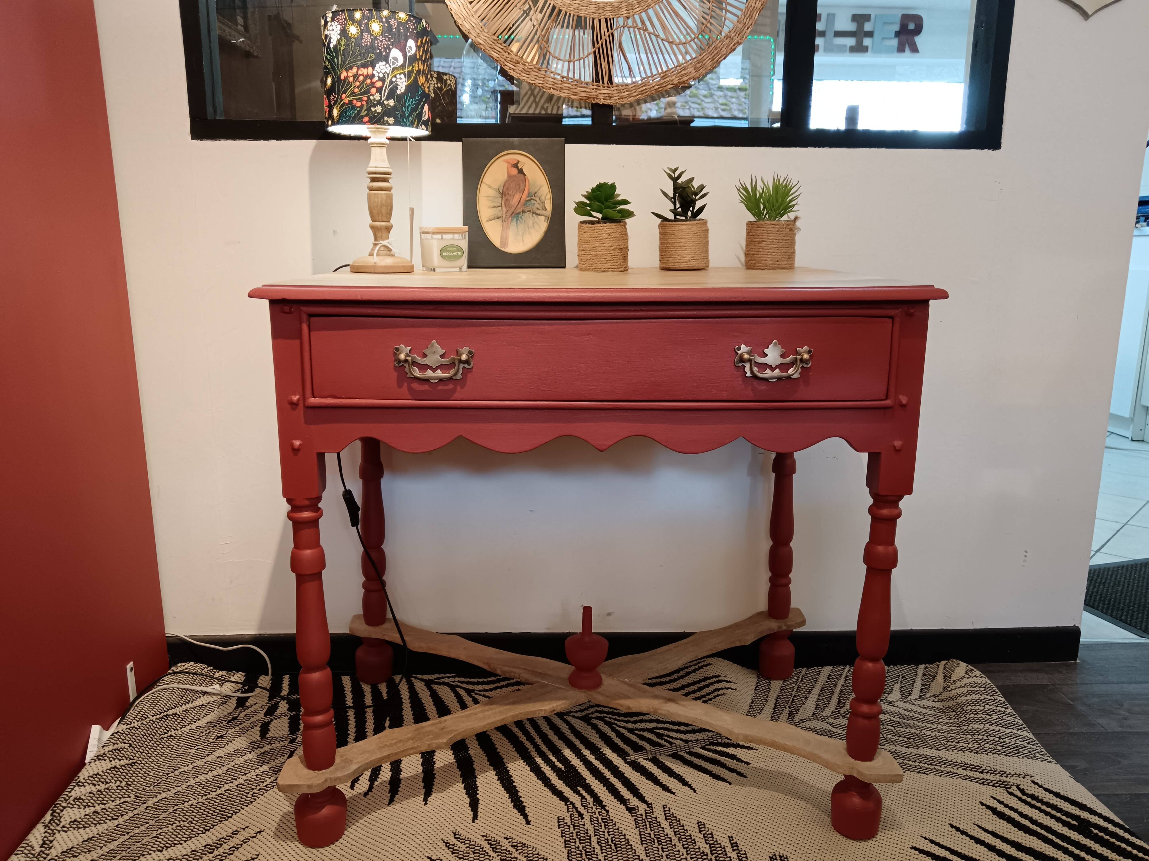 Table d'appoint ou console en bois terracotta avec tiroir