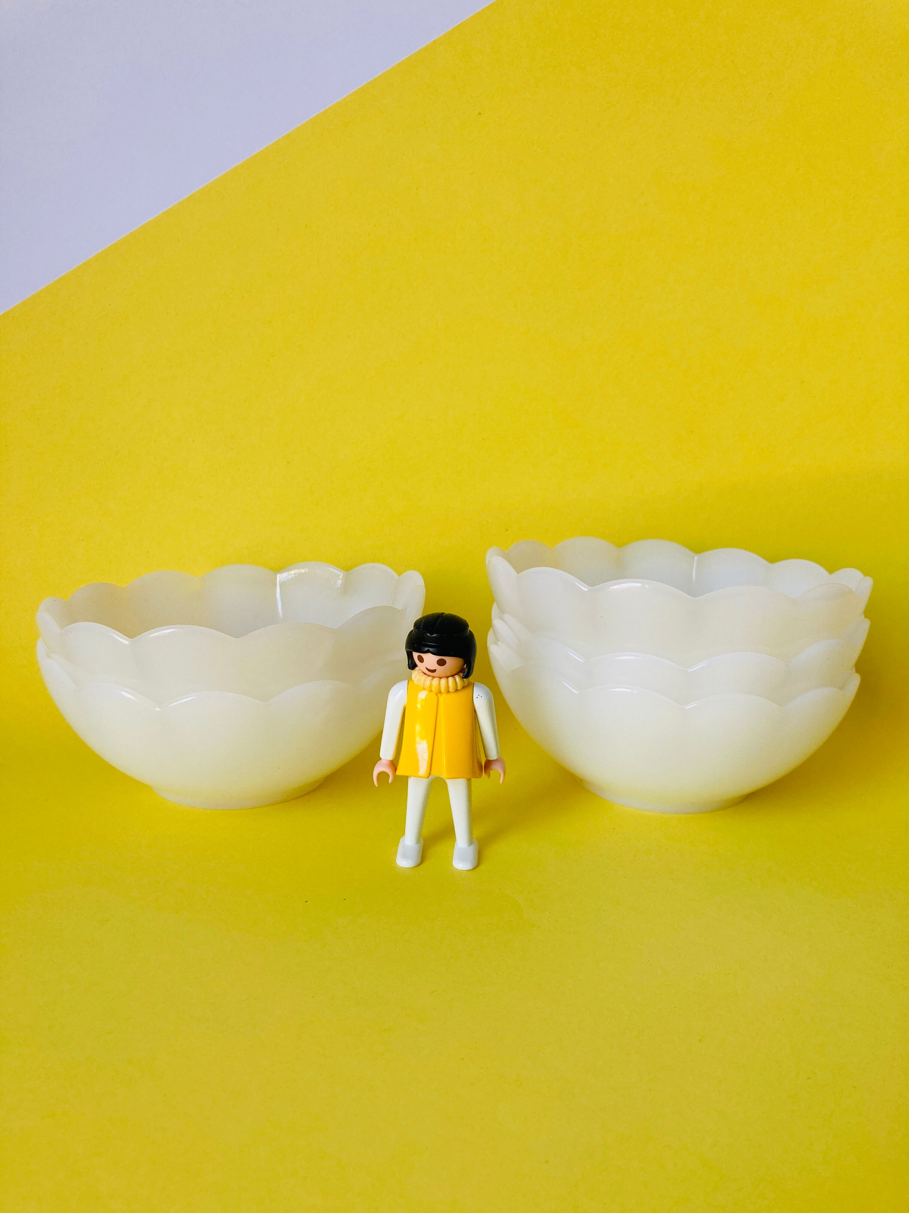 5 bowls in white glass