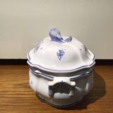 Oval plat in earthenware decorated with a hunting scene signed