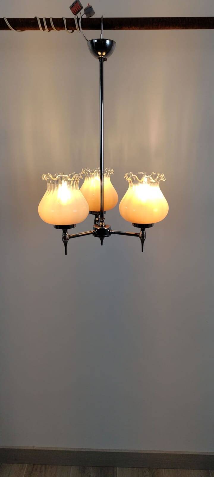 Vintage lustre in pink opaline – Three lights for a subdued atmosphere