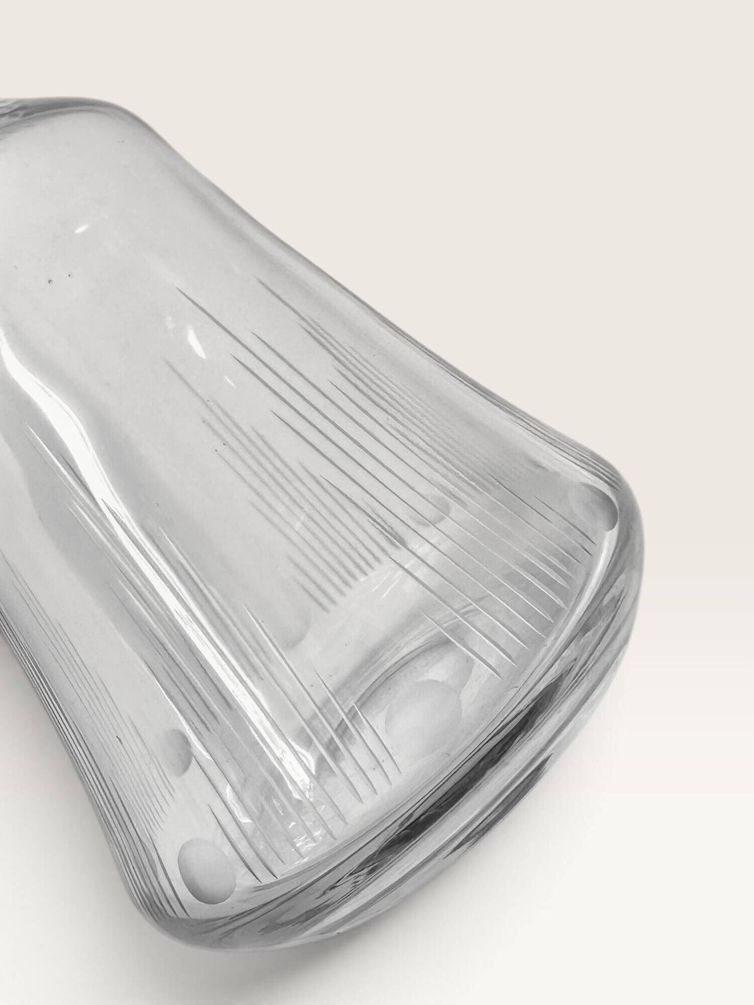 Art Deco whisky carafe in cut and engraved glass