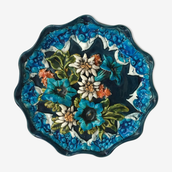 Decorative plate in relief with floral motif