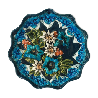 Decorative plate in relief with floral motif