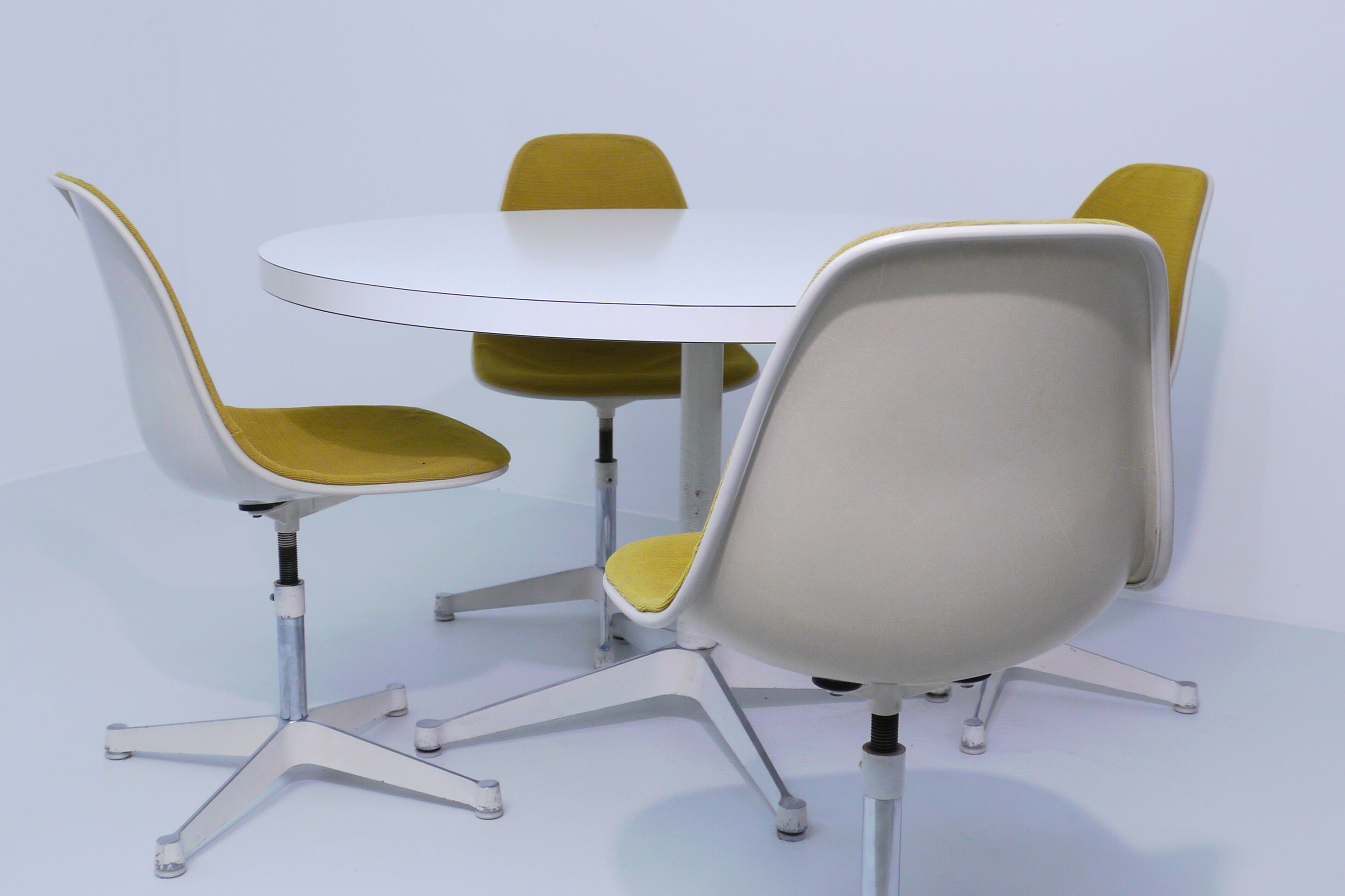 Dining set by Charles et Ray Eames for Herman Miller, 1970