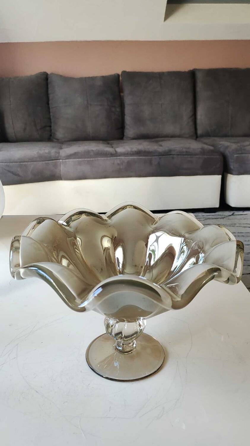 Murano Ruffled Bowl/Centerpiece, Pearly Iridescent Taupe Color. Diameter 24.5 cm
