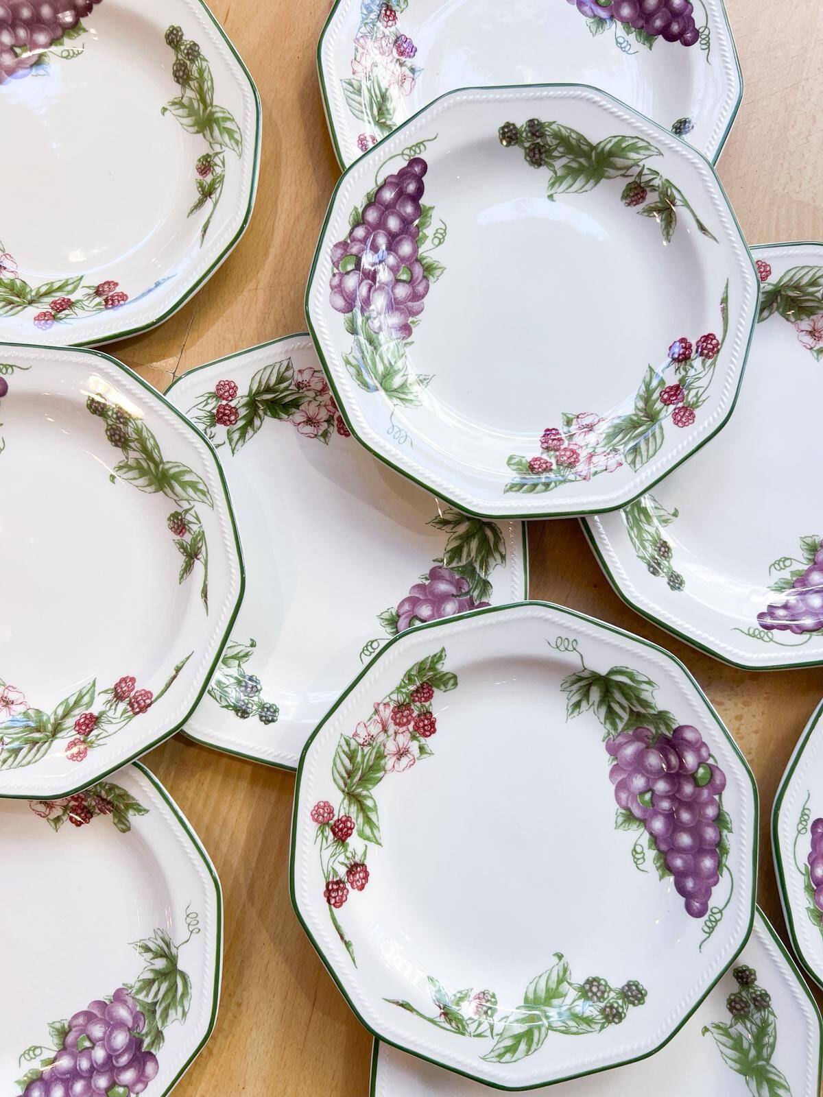 11 dessert plates Churchill - England