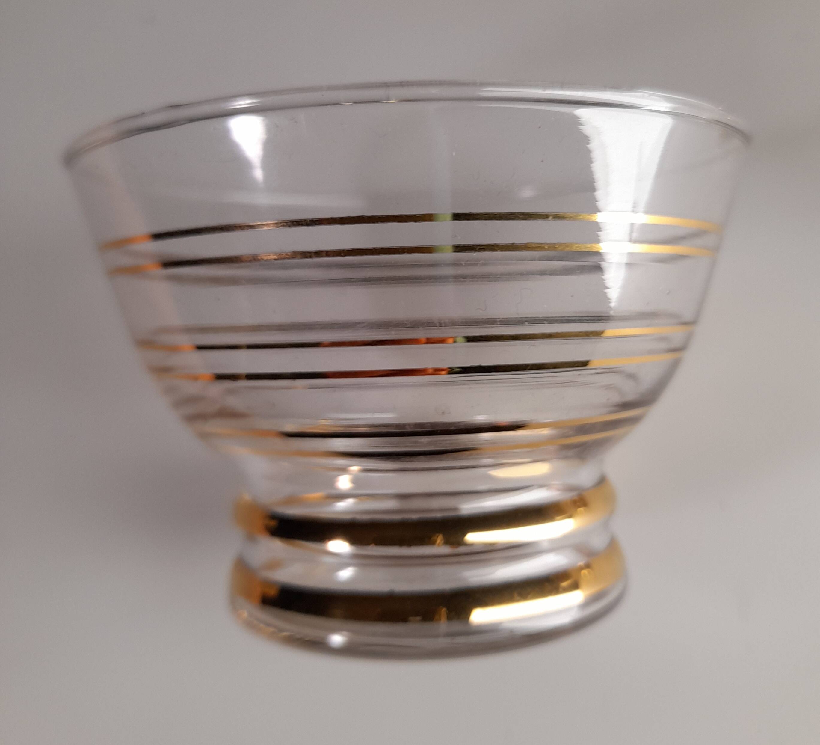 Ensemble de 5 coupes à champagne années 50 à liseret doré