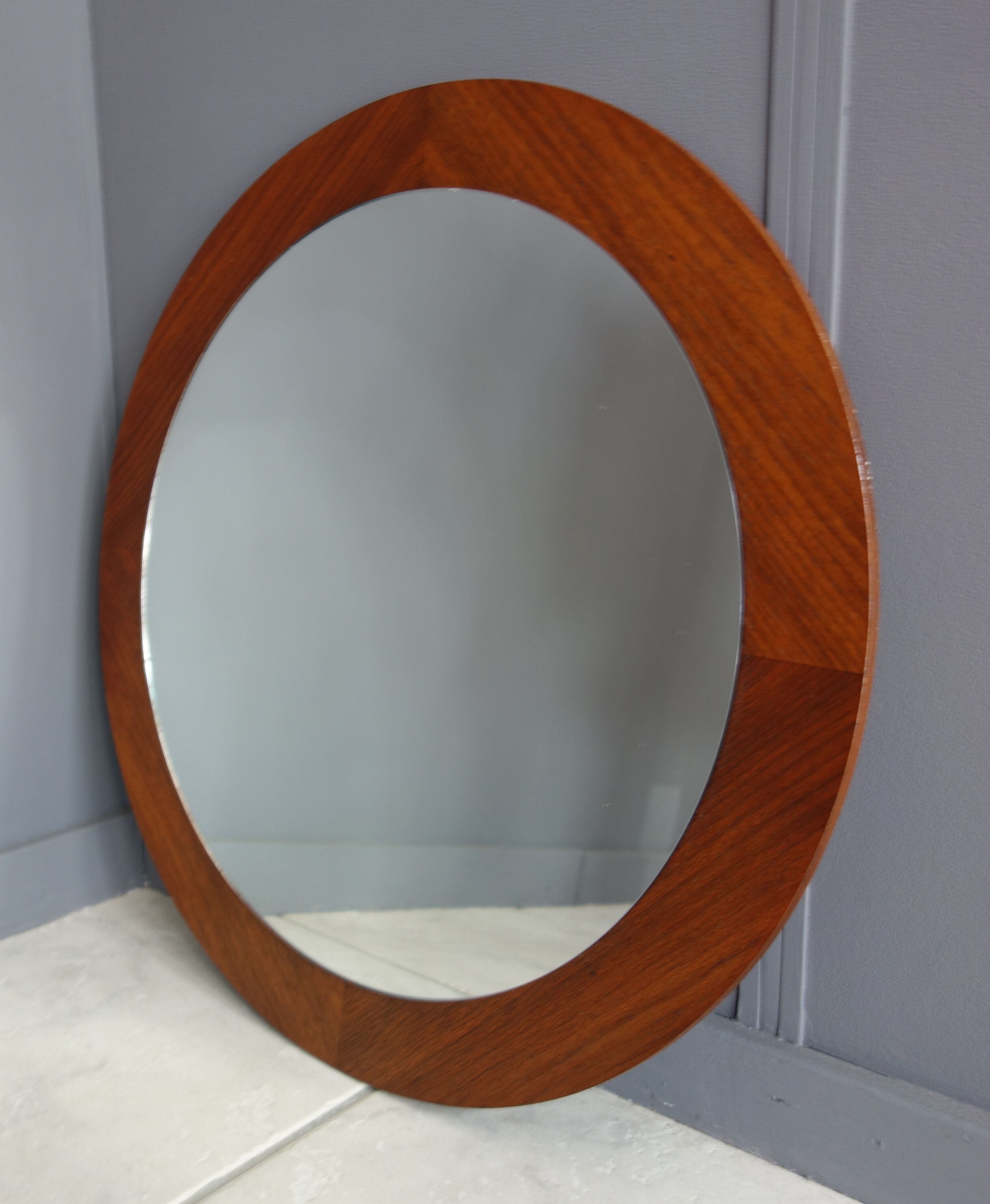 Miroir rond sur placage de teck des années 1960 - 49cm
