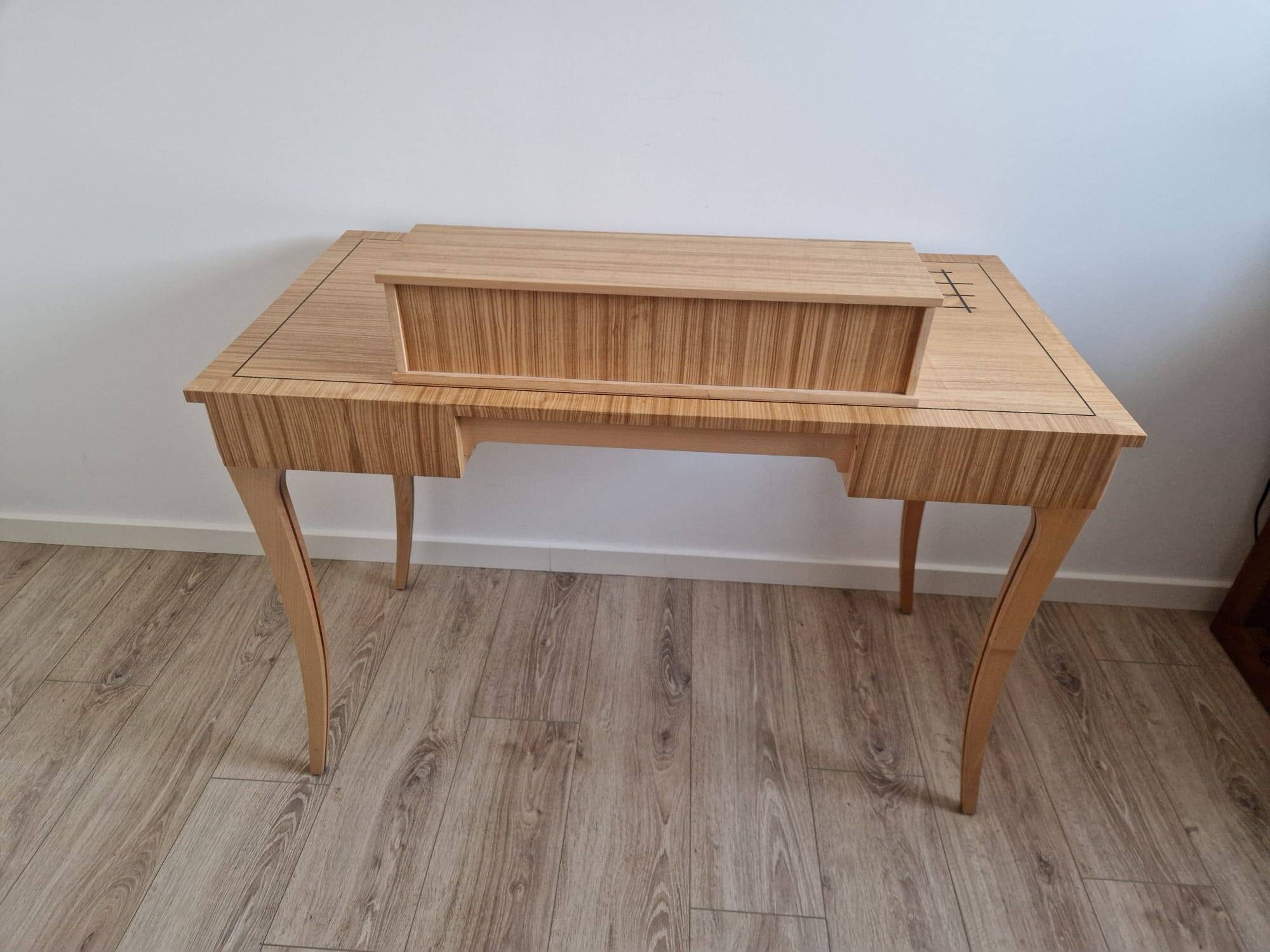 Bureau comtemporain avec son gradin