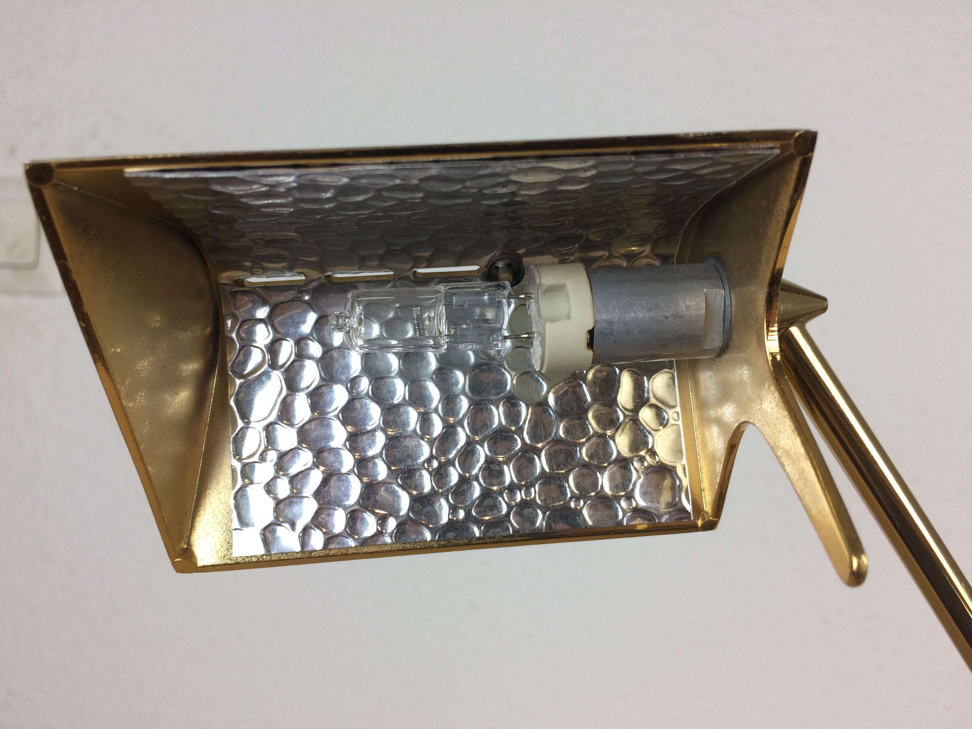 Fase gold metal desk lamp