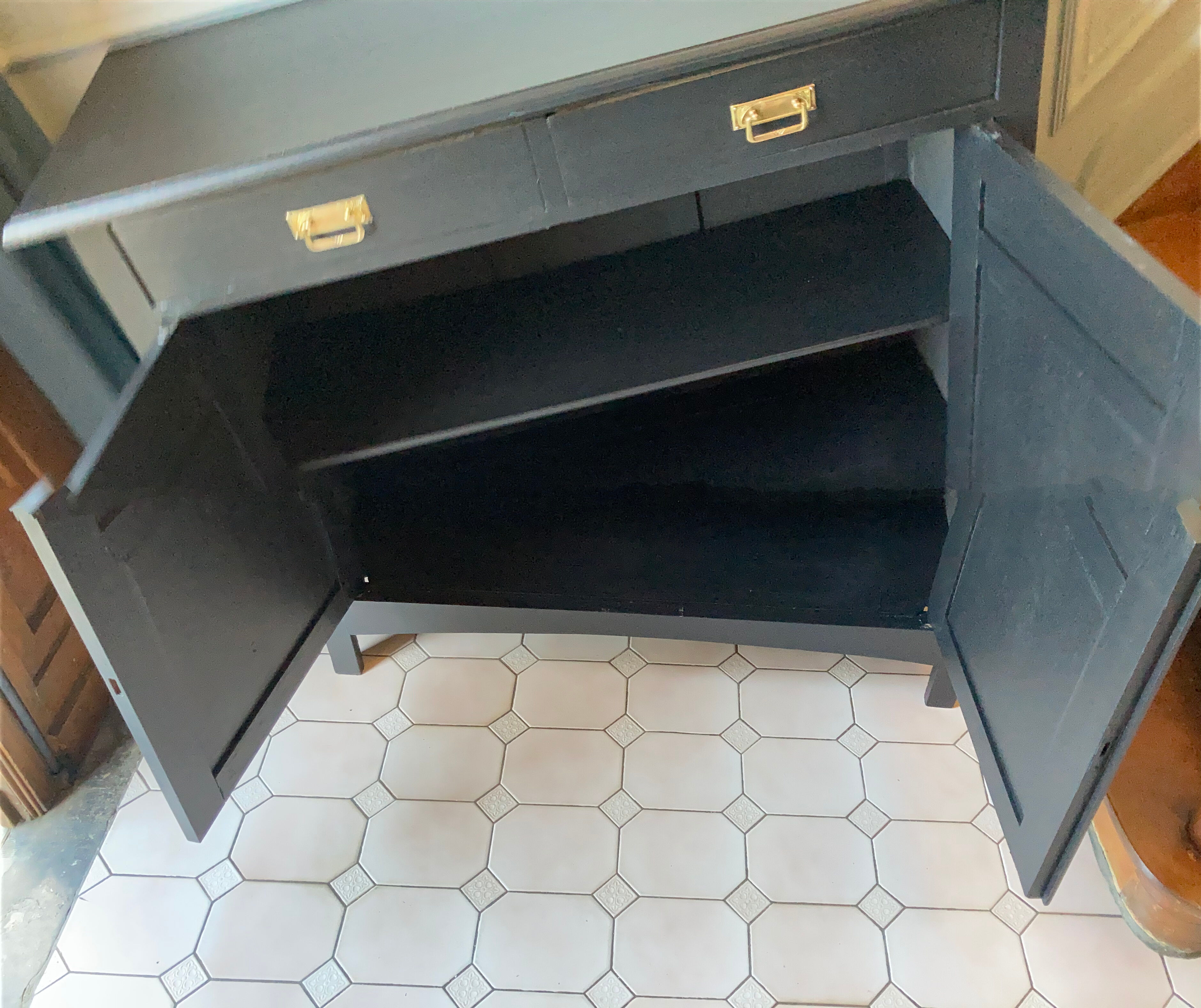 Art-deco period oak commodus