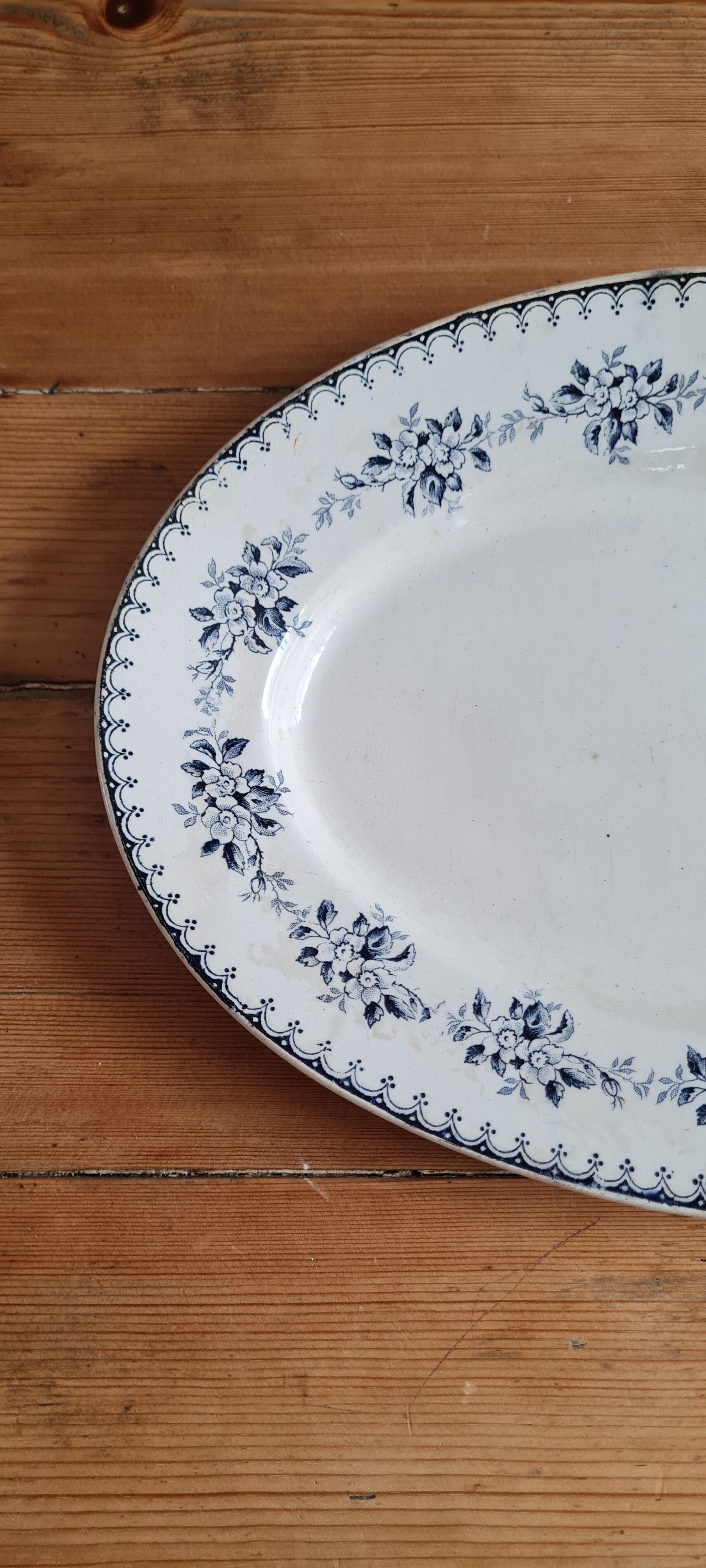 Oval serving dish in iron earth