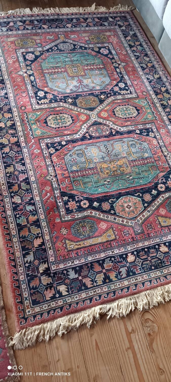 Vintage Iranian Kenareh rug from the 1980s. Handcrafted.