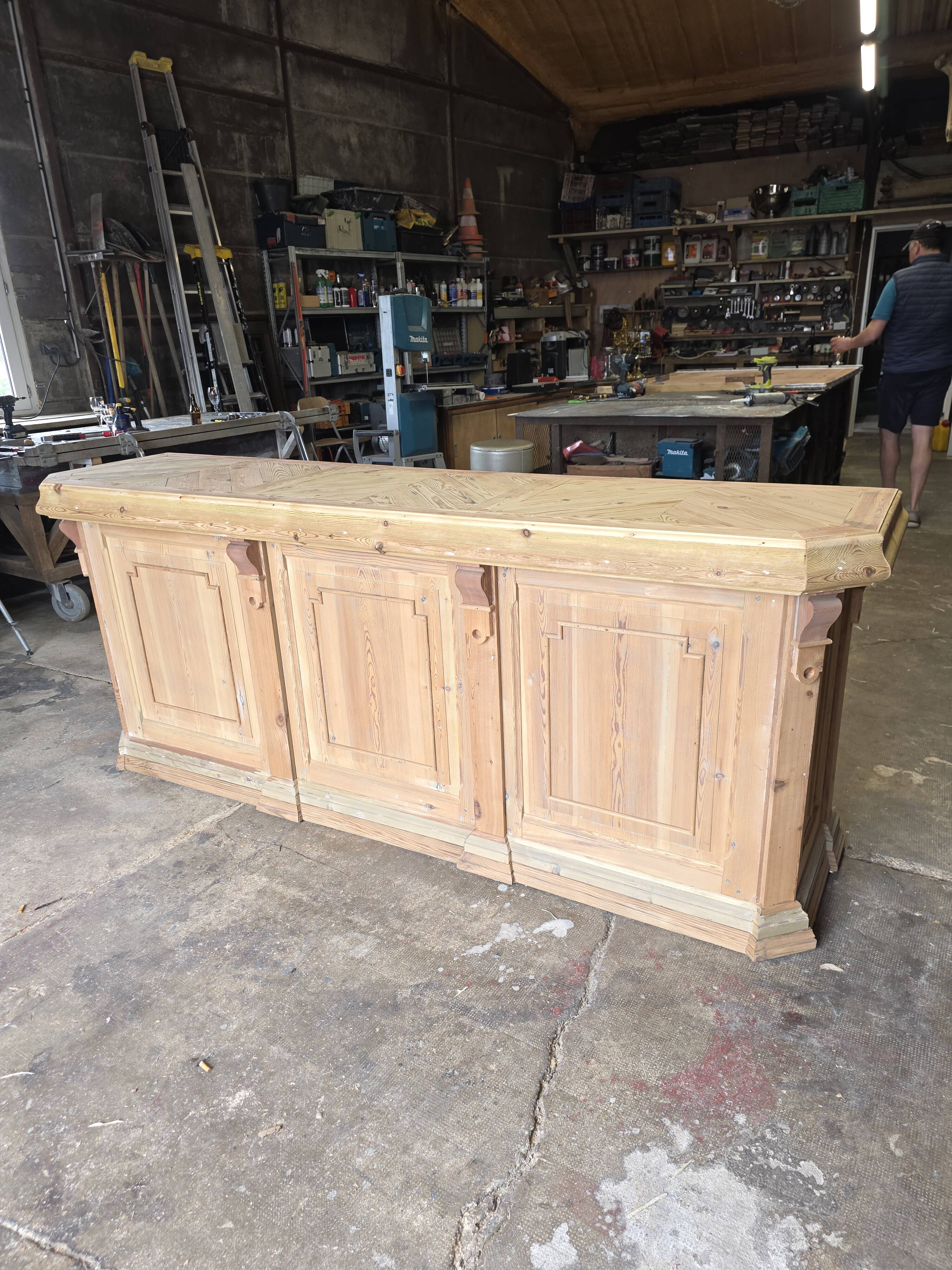 Bistro counter with a Hungarian point design.