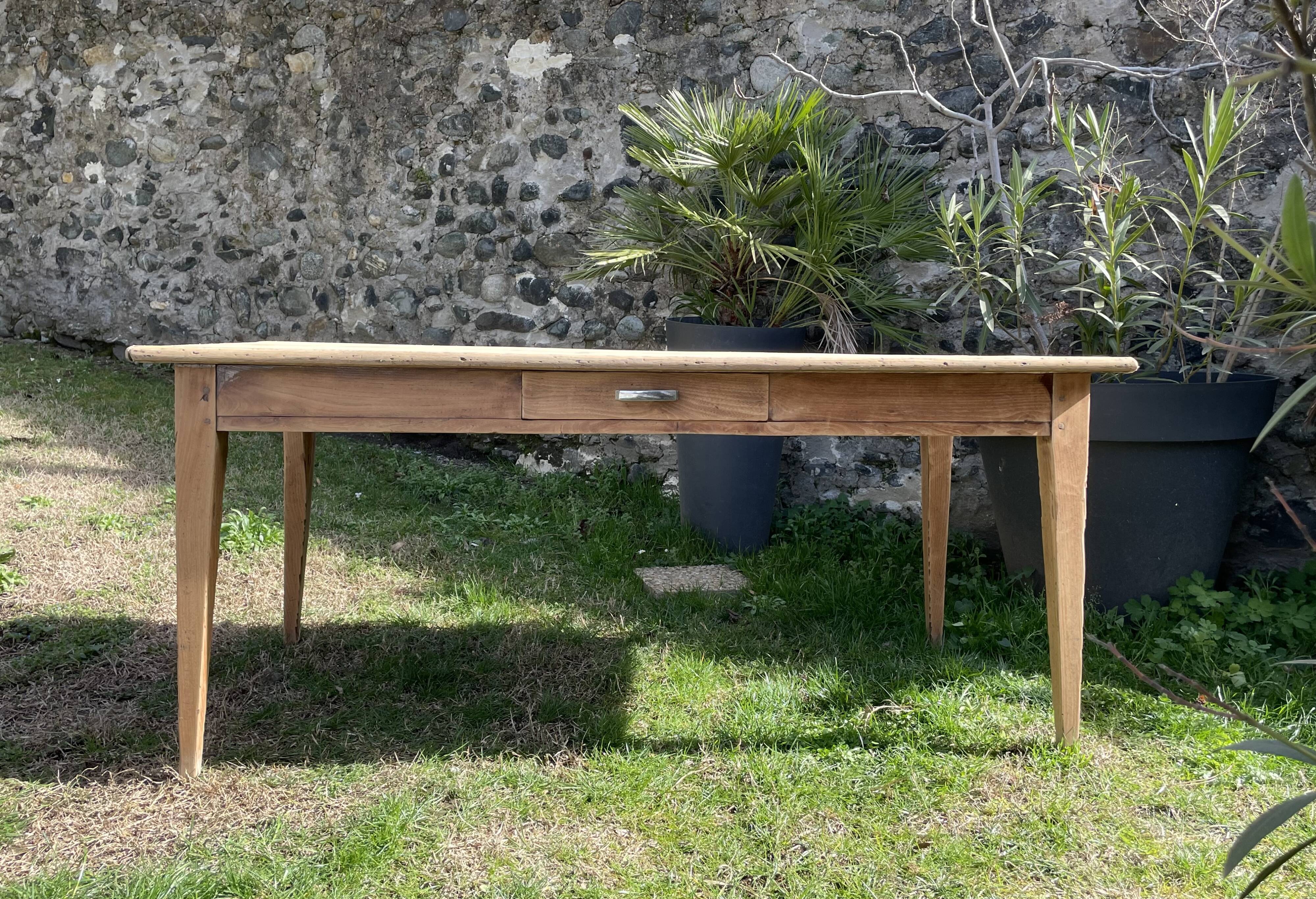 Farmhouse table with spindle legs