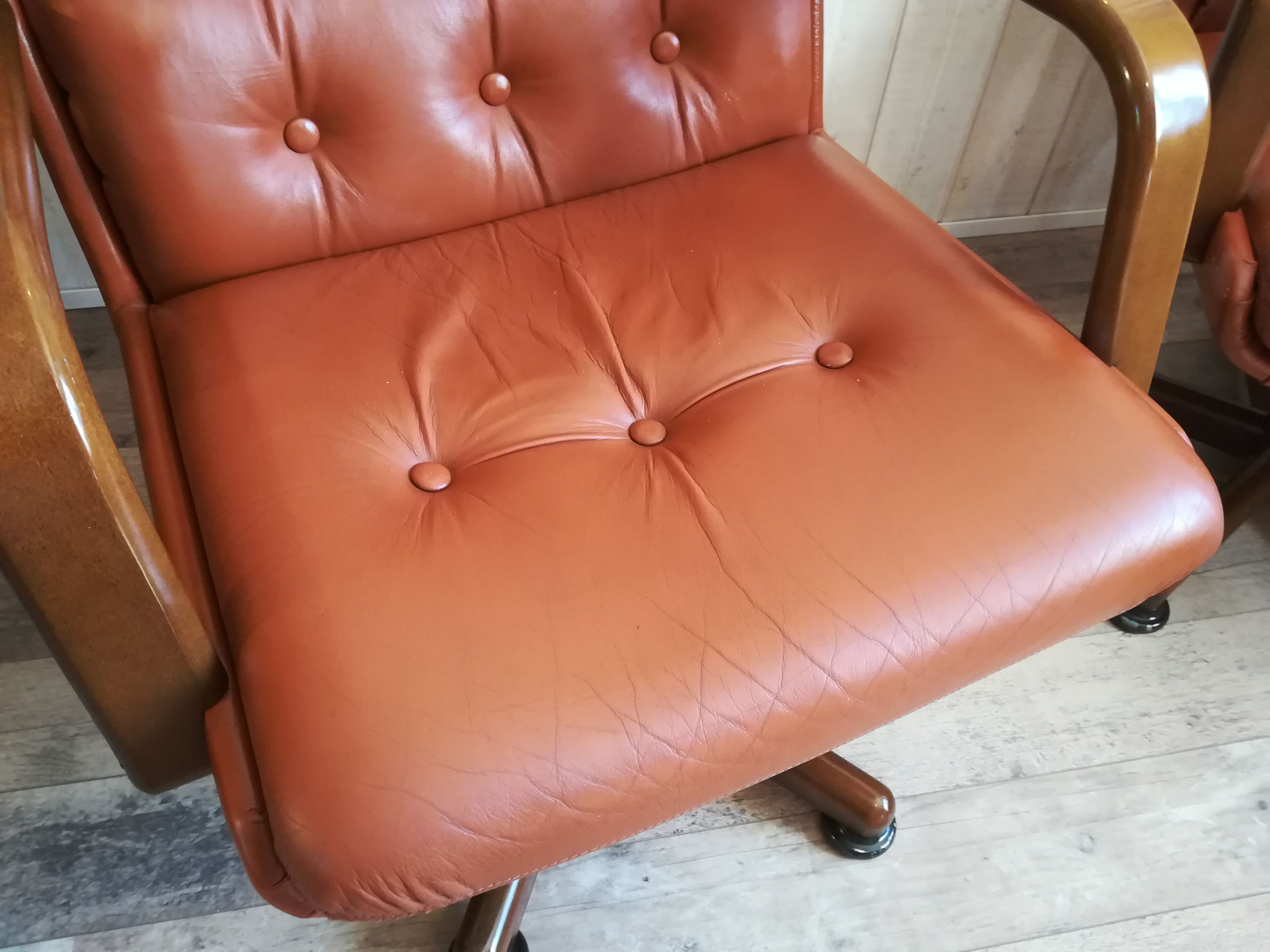 Paire de fauteuils pivotant havane vintage Italie