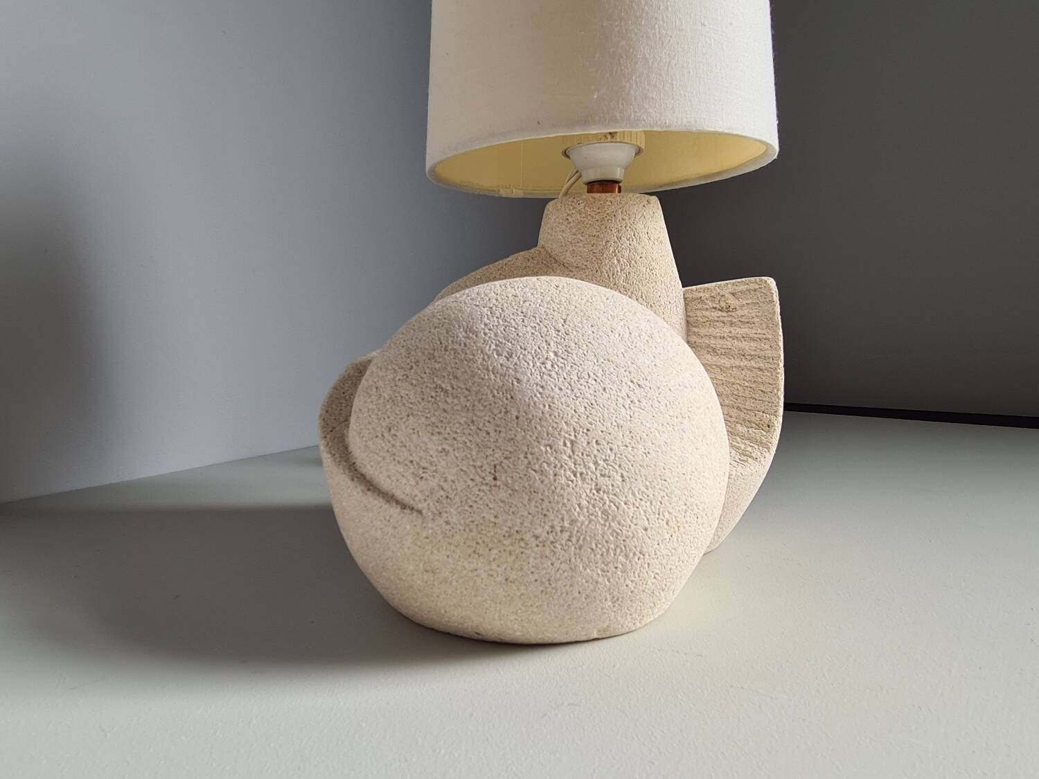 Albert Tormos style sculpture lamp in white stone / 60s / art / artisanal work / Mid-Century / France / 20th century