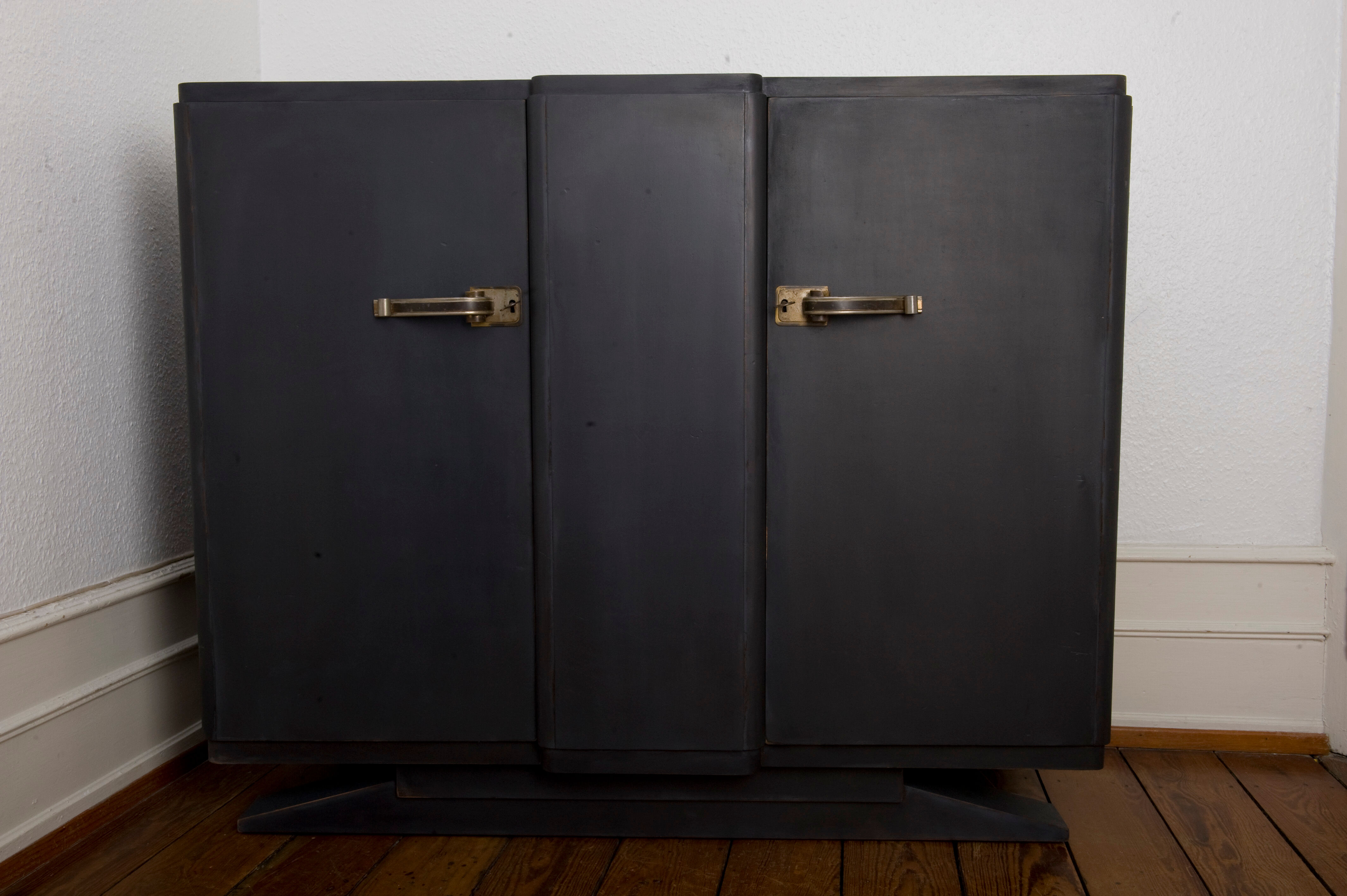Commode bahut peinte et patinée couleur carbone