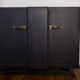 Commode bahut peinte et patinée couleur carbone