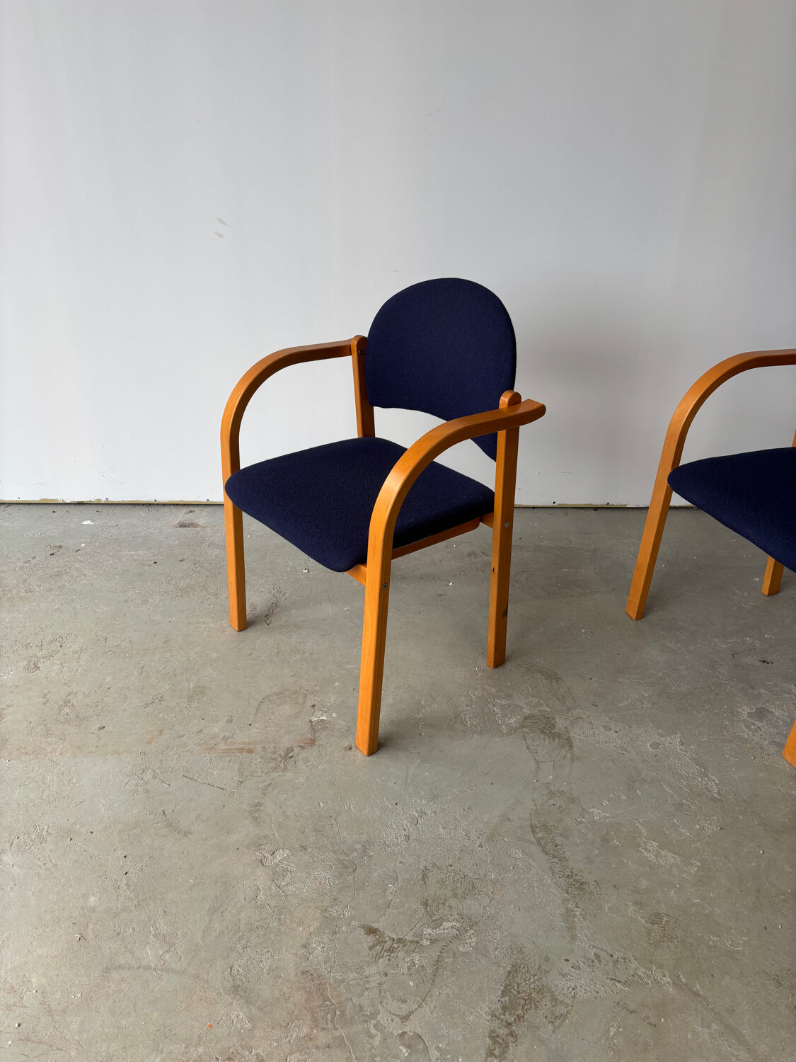 Série de deux chaises empilanle en hêtre courbé style scandinave IKEA