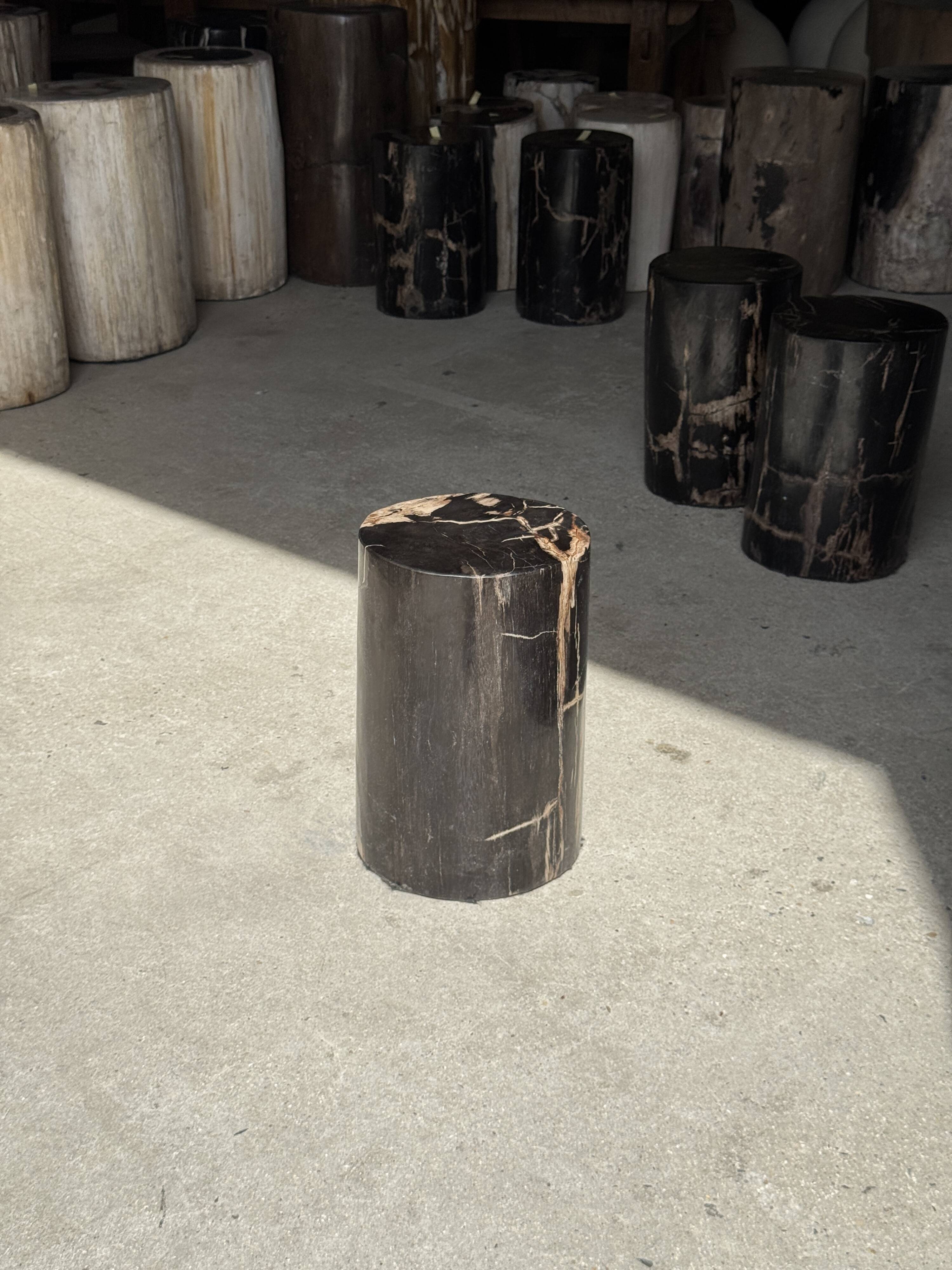 Small side table in black petrified wood with stripes and beige sides H28 D18.