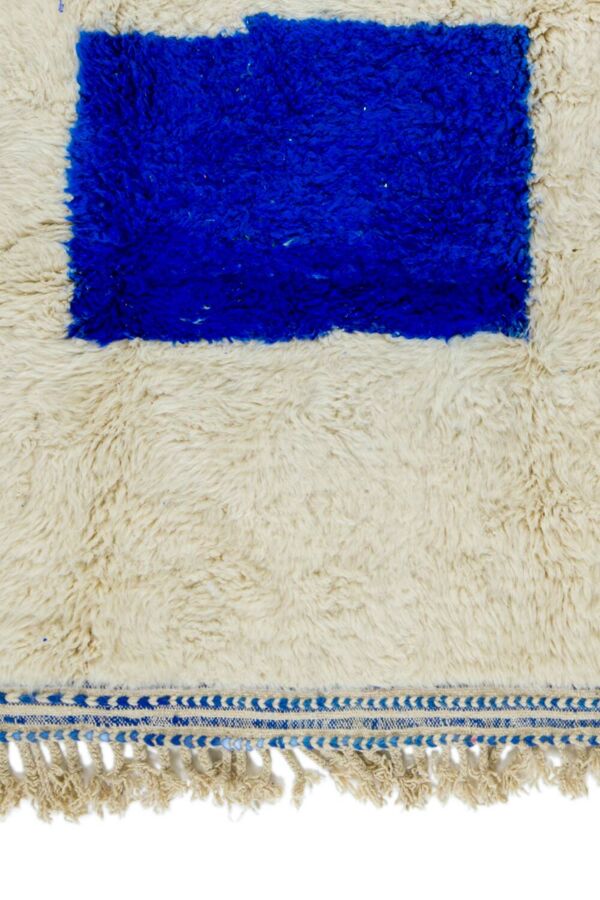 Tapis berbère marocain moderne bleu Klein et blanc