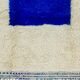 Tapis berbère marocain moderne bleu Klein et blanc