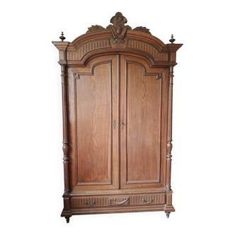 Antique wardrobe from the late 19th century.