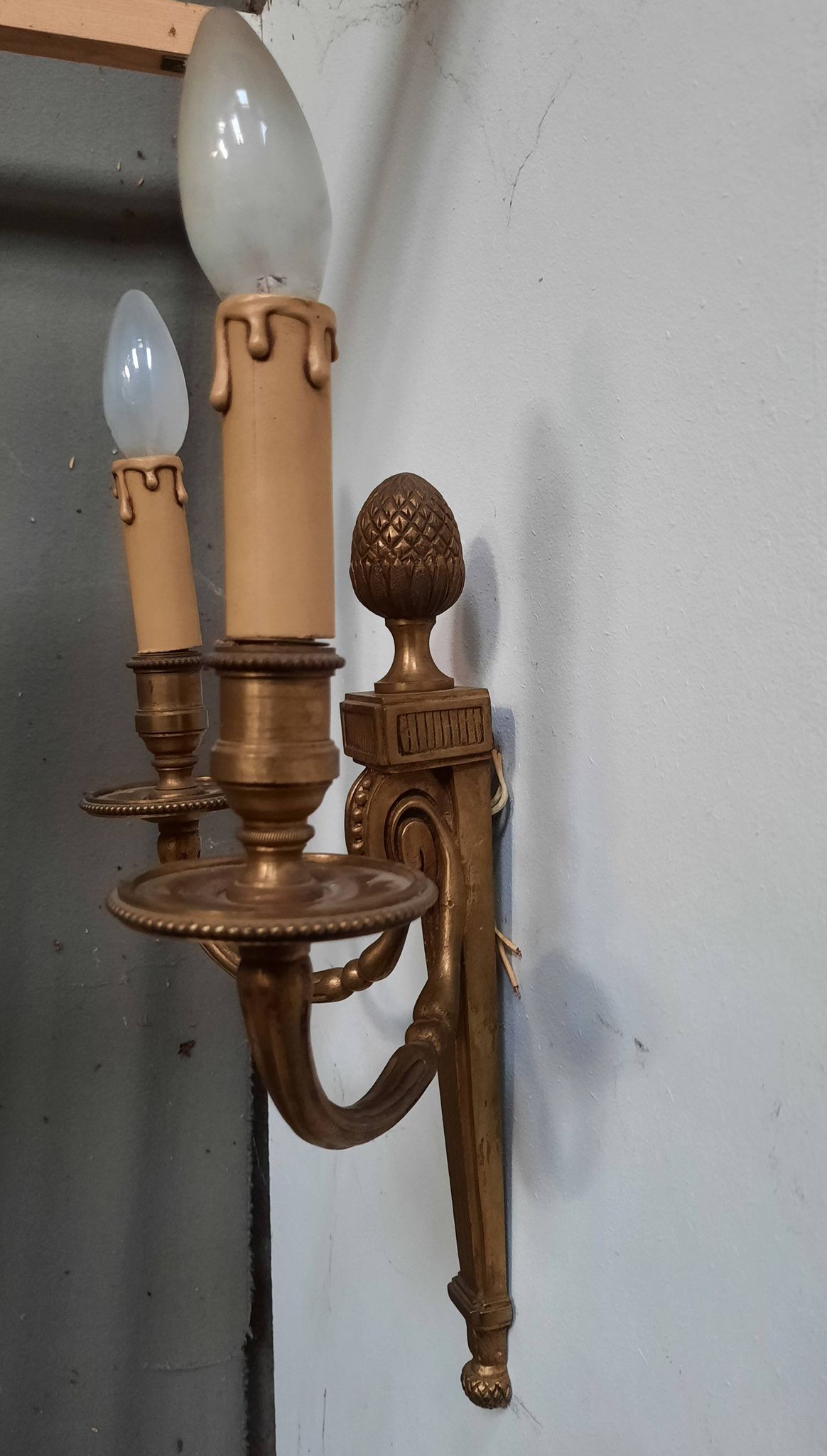 Paire d'appliques en bronze style Louis XVI
