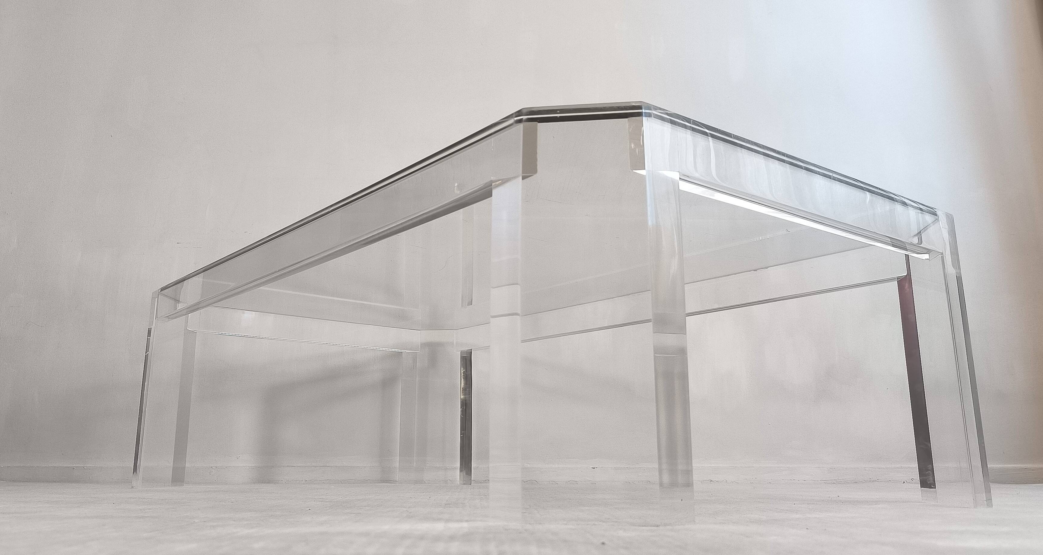 Superb coffee table in Altuglas and glass – signed by Marc Micoud, circa 1970.