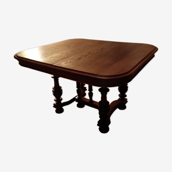 Table en chêne de style Henri II, facilement logeable et offrant jusqu'à 10 places